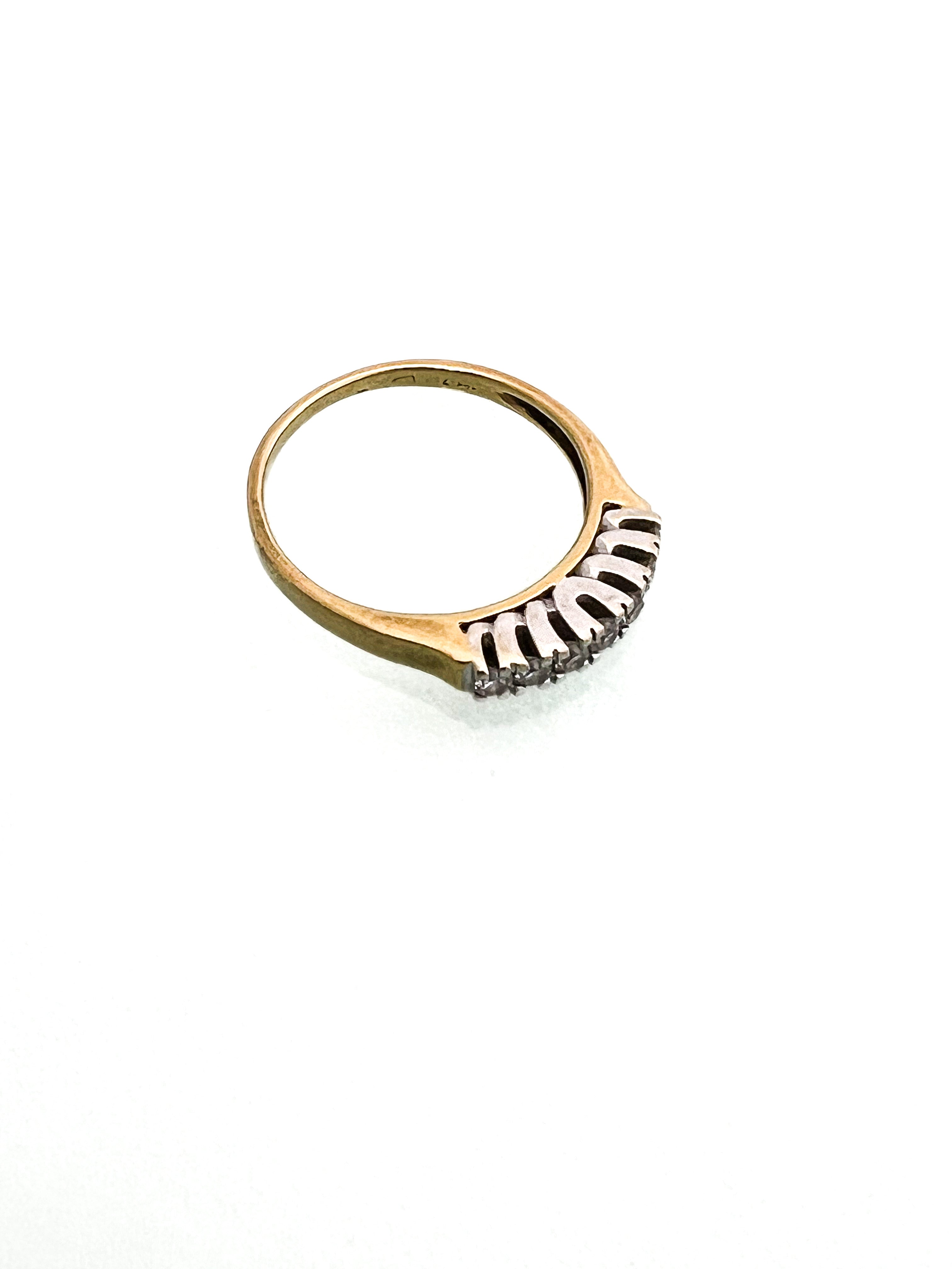 טבעת זהב 18 קארט משובצת בחלקה העליון יהלומים