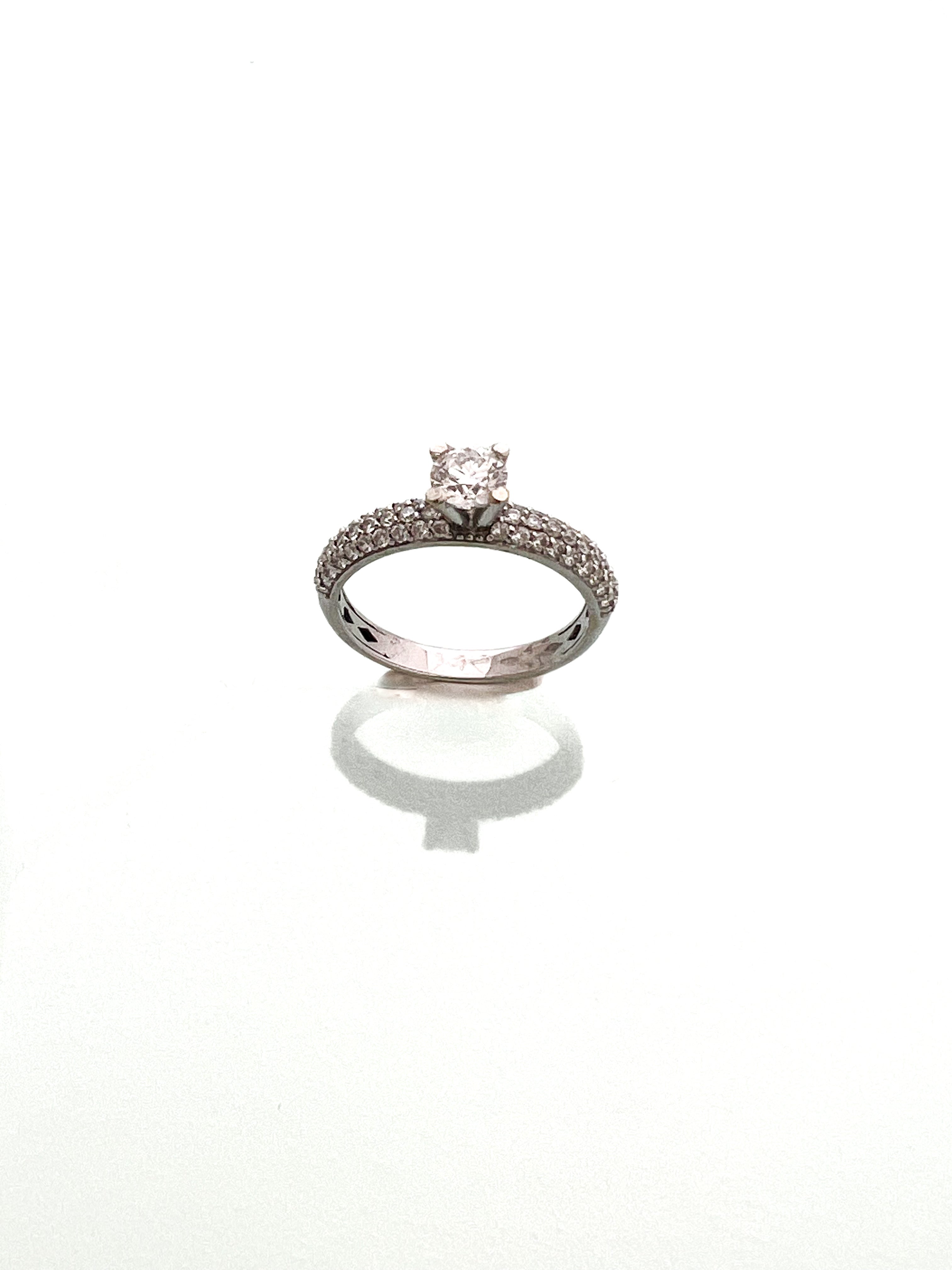 טבעת זהב לבן 14 קארט עם יהלום מרכזי ושיבוץ יהלומים בצדדים