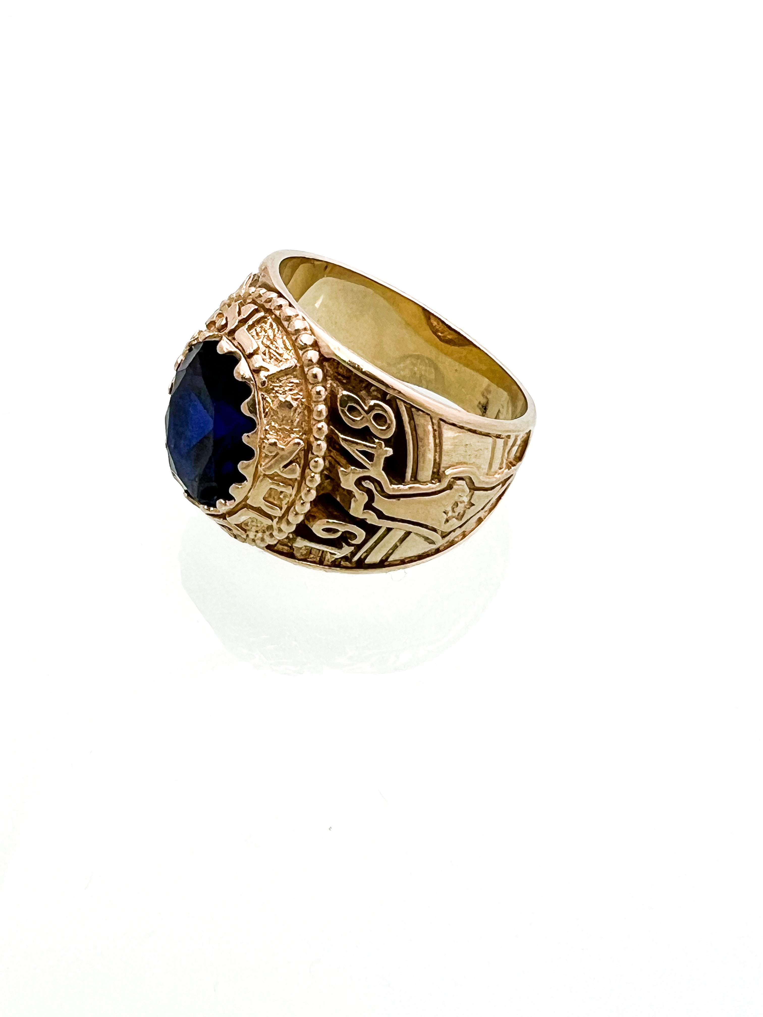 טבעת עבה זהב 14 קארט עם חריטה "אין לי ארץ אחרת" ואבן חן כחולה