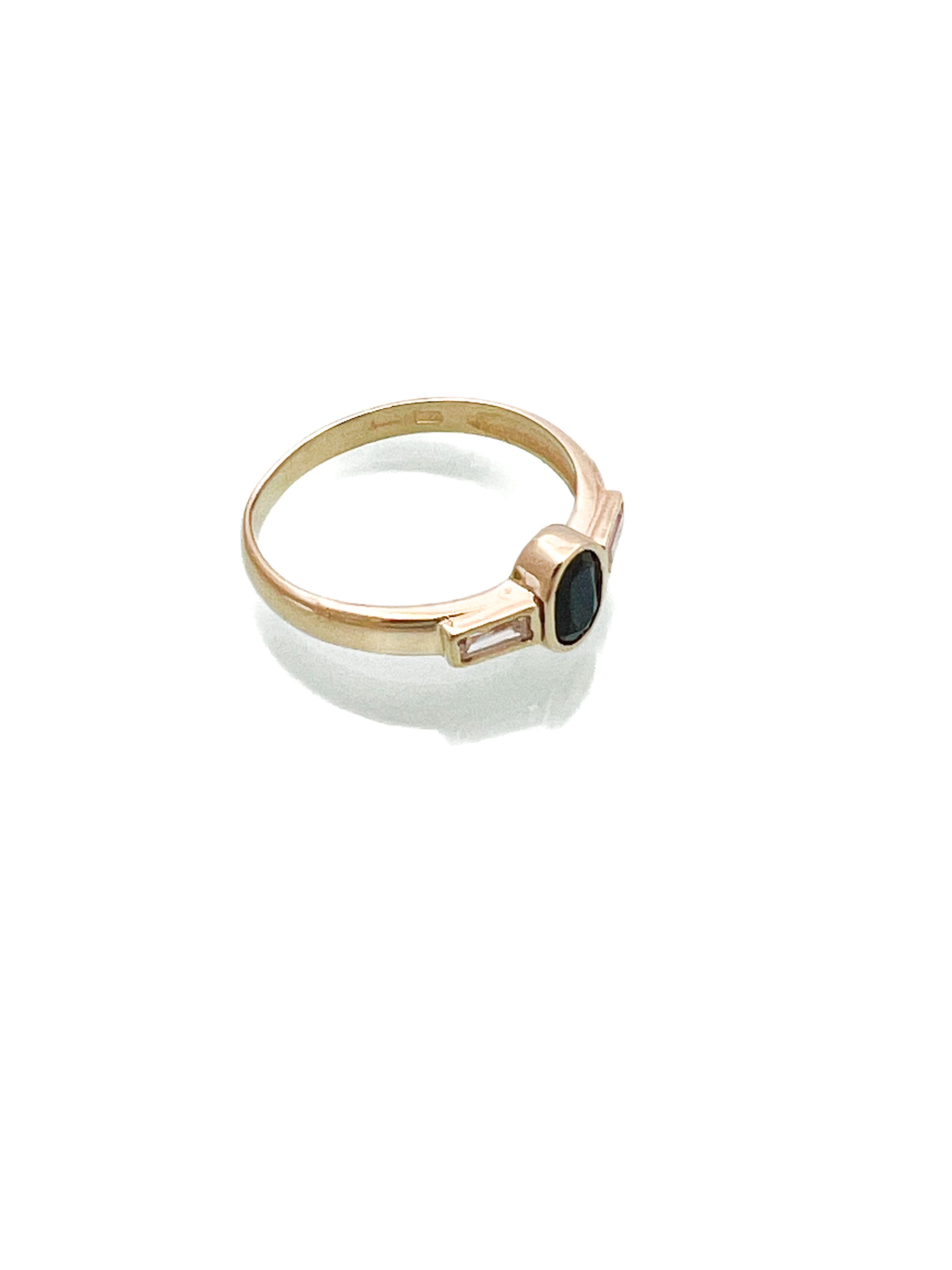 טבעת זהב 14 קארט אבן ספיר במרכז ובצדדים זירקונים