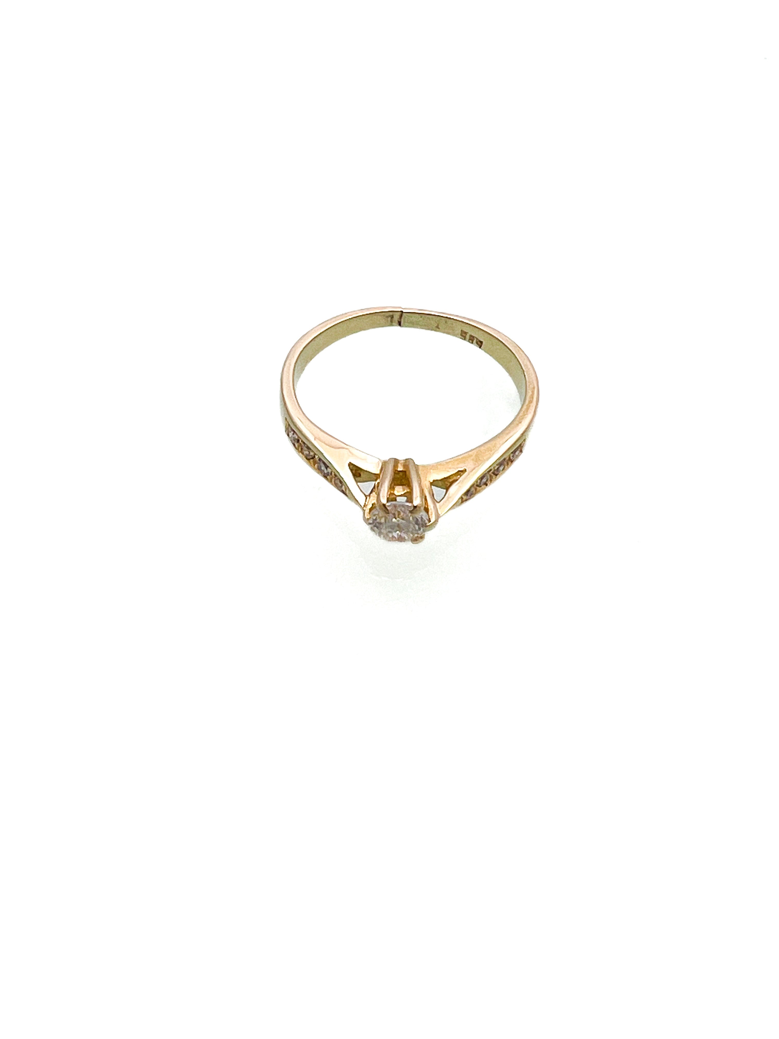 טבעת זהב צהוב 14 קארט עם יהלום מרכזי ושיבוץ יהלומים בצדדים