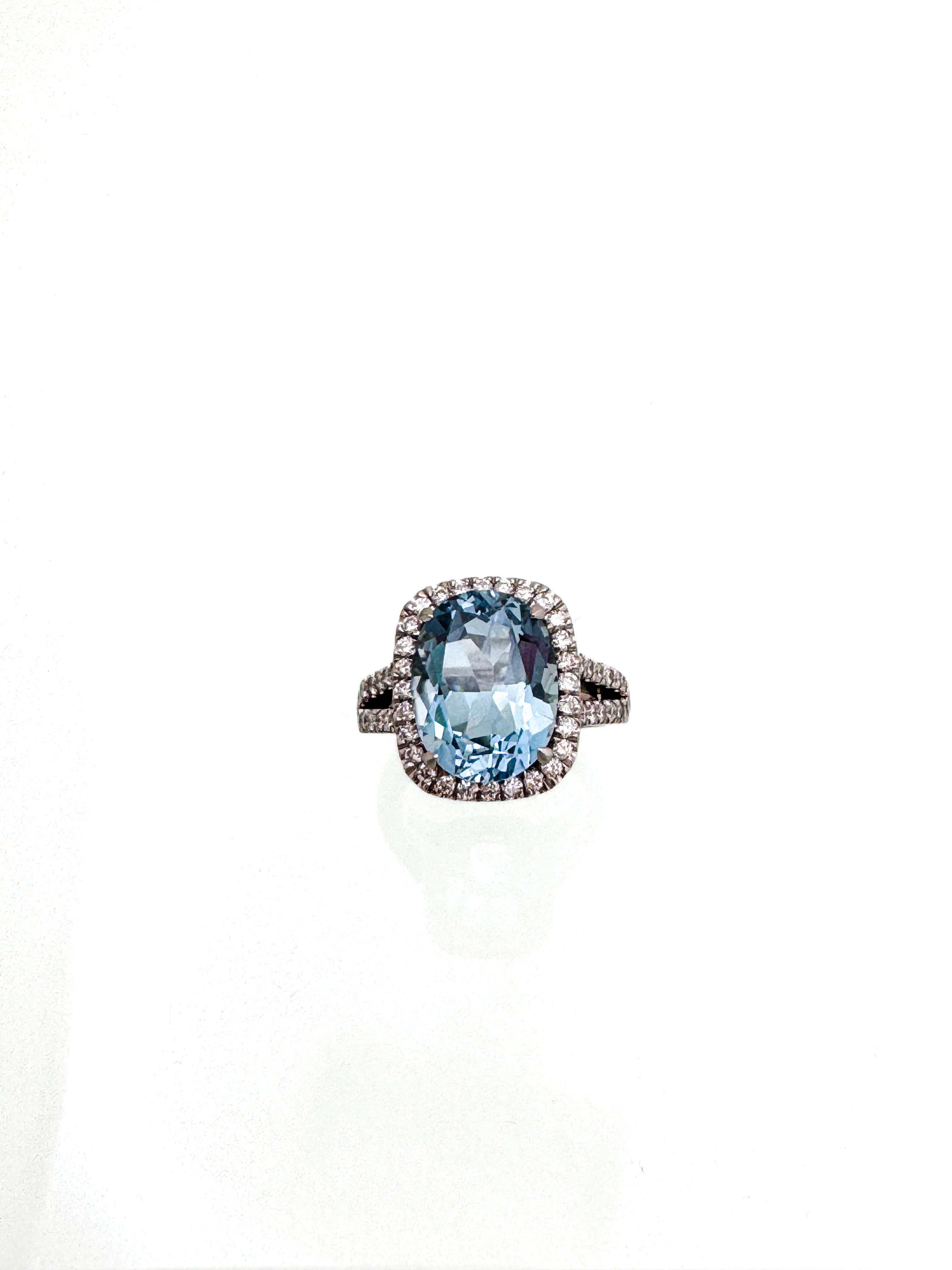 טבעת זהב 14קארט משובצת יהלומים עם אבן מרכזית אקווה מרין