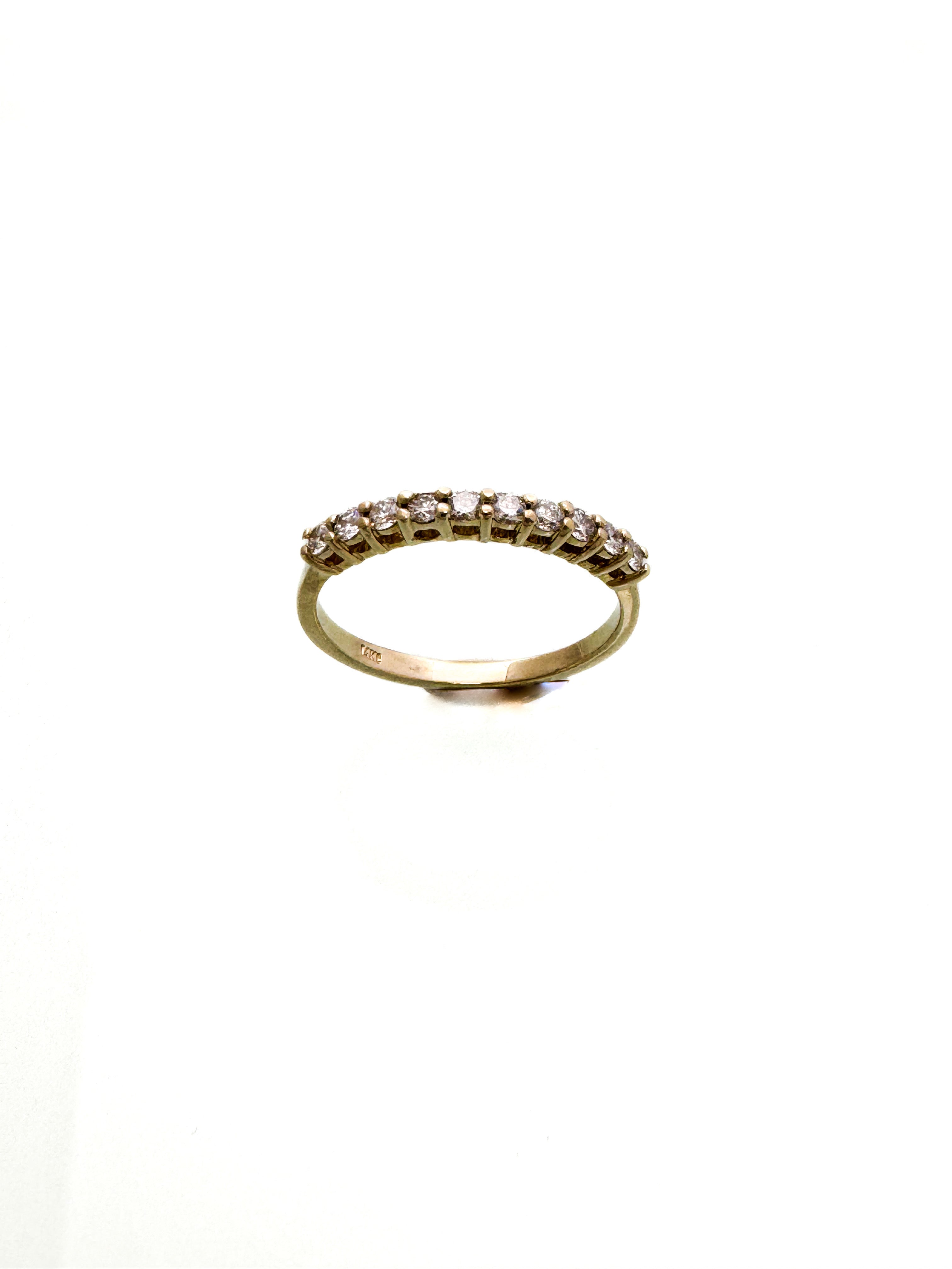 טבעת חישוק 14 קארט משובצת חציה יהלומים