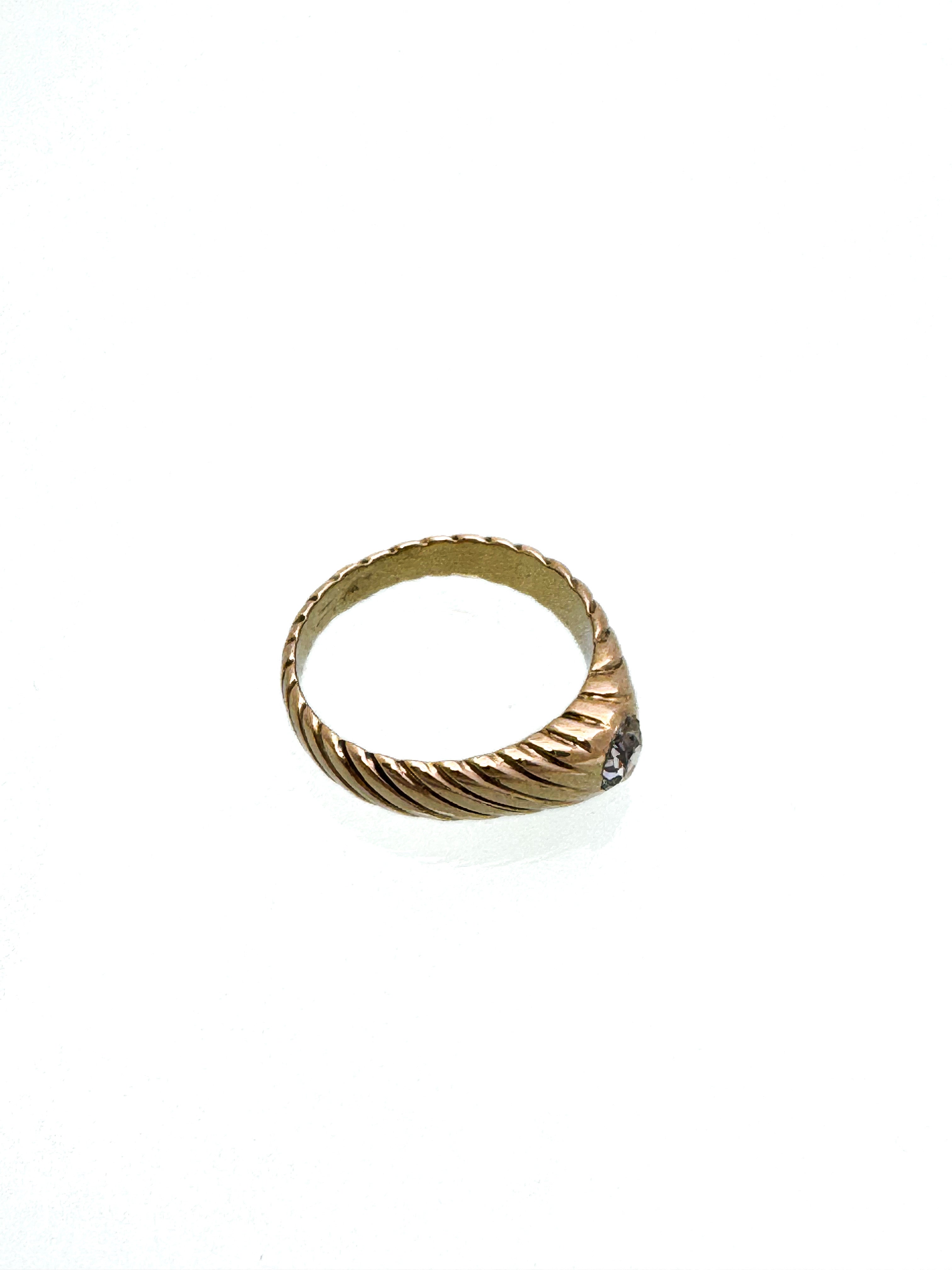 טבעת 14 קארט עם ריקועים ויהלום במרכז