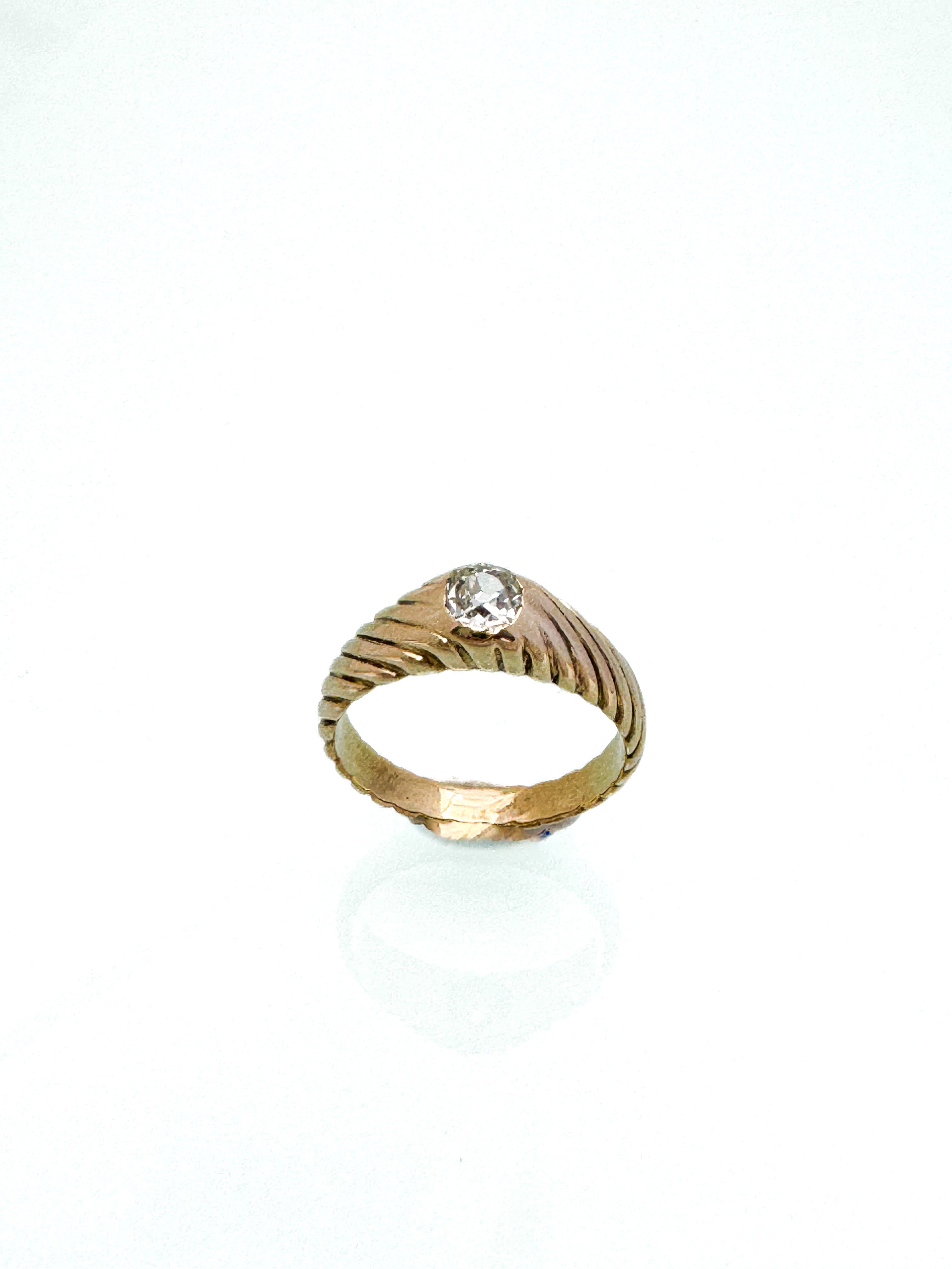 טבעת 14 קארט עם ריקועים ויהלום במרכז