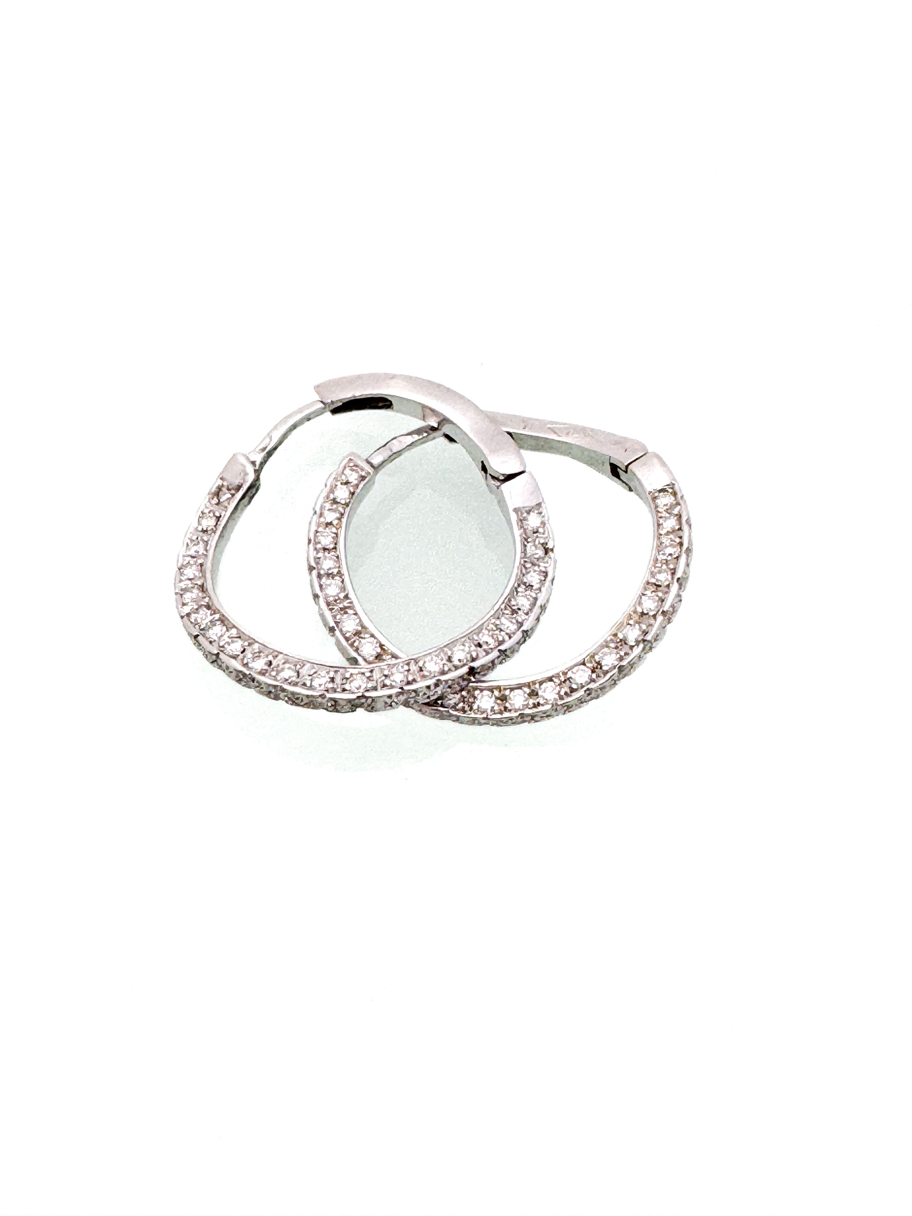 עגילי חישוק גל 18 קארט משובצים יהלומים