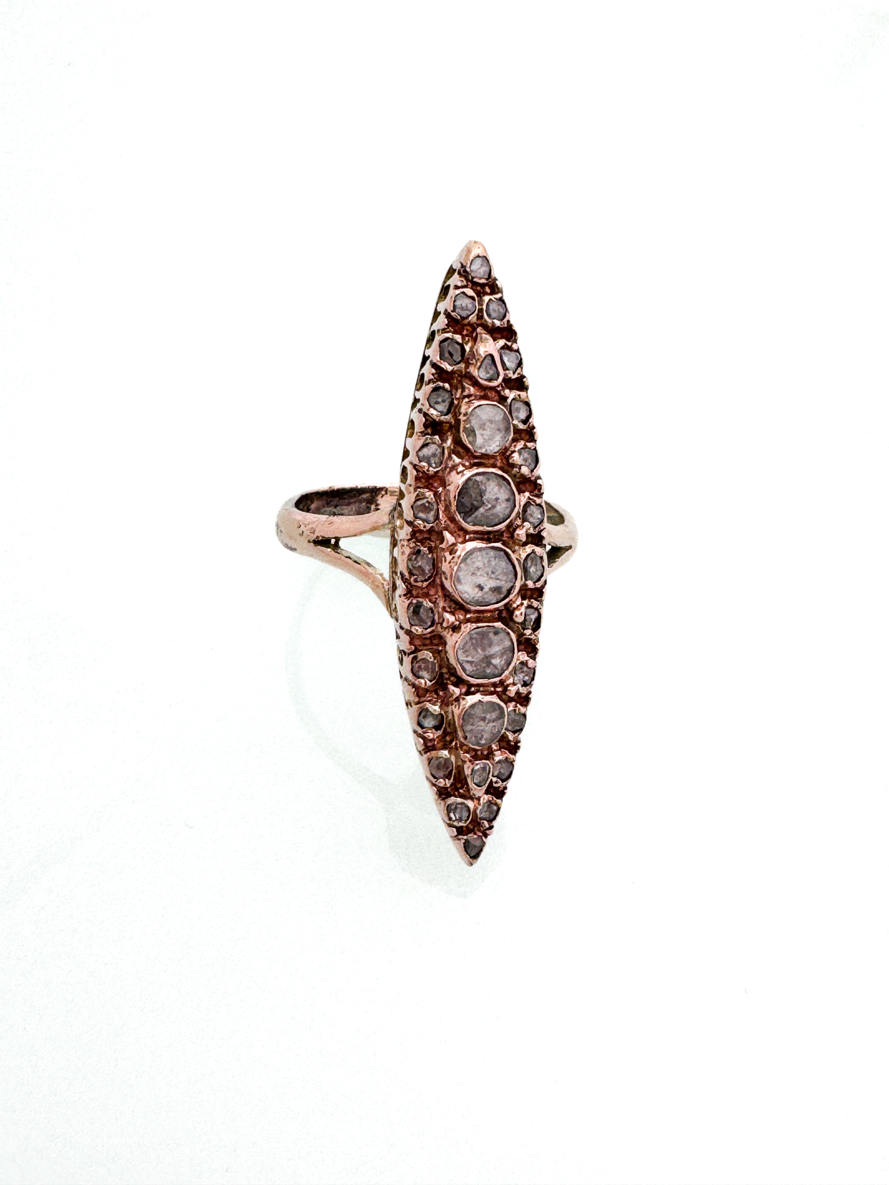 טבעת אובלית זהב אדום 14 קארט משובצת יהלומי רוזטה