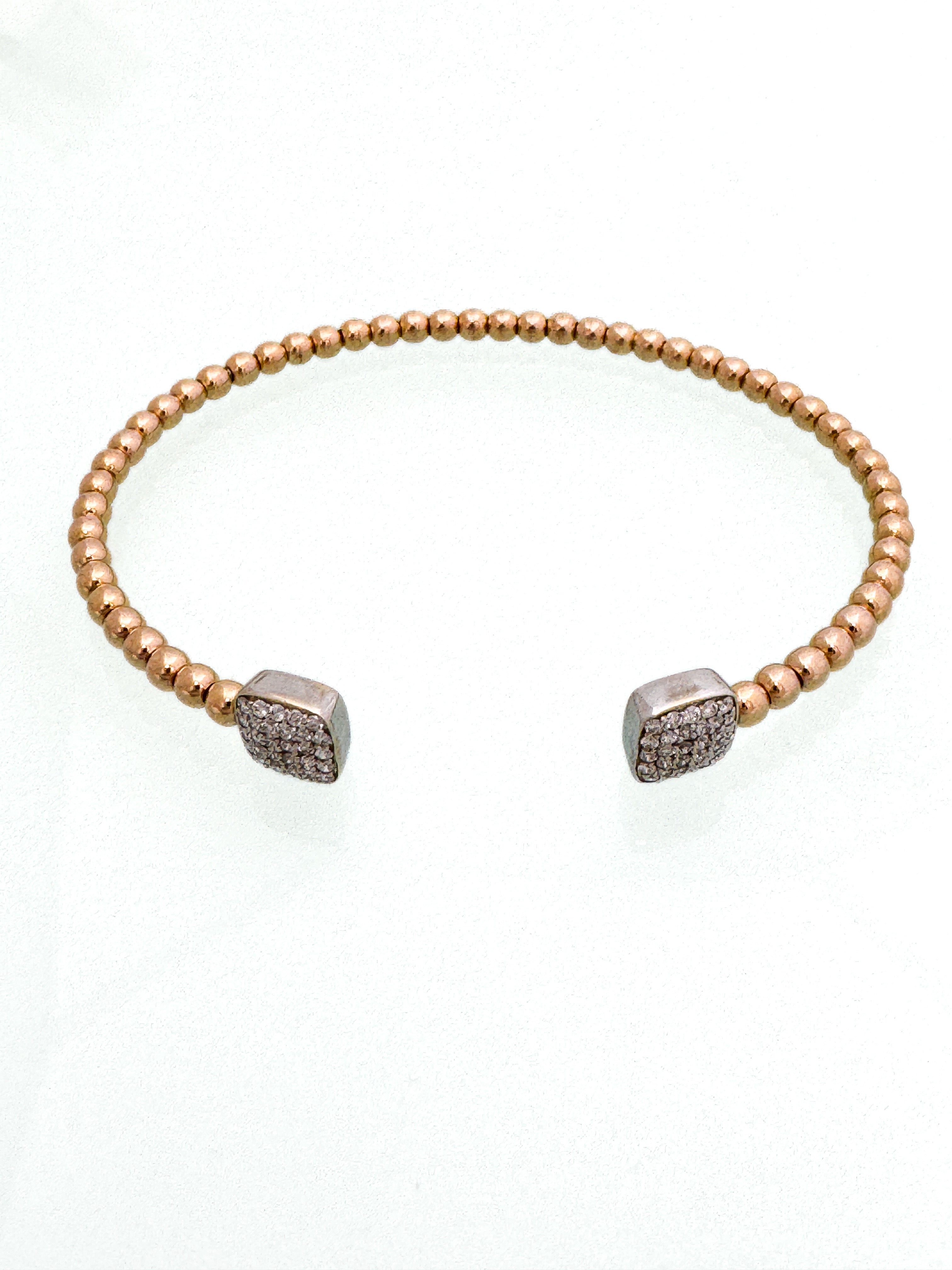 צמיד כדורים פתוח 18 קארט ריבועי יהלומים בצדדים