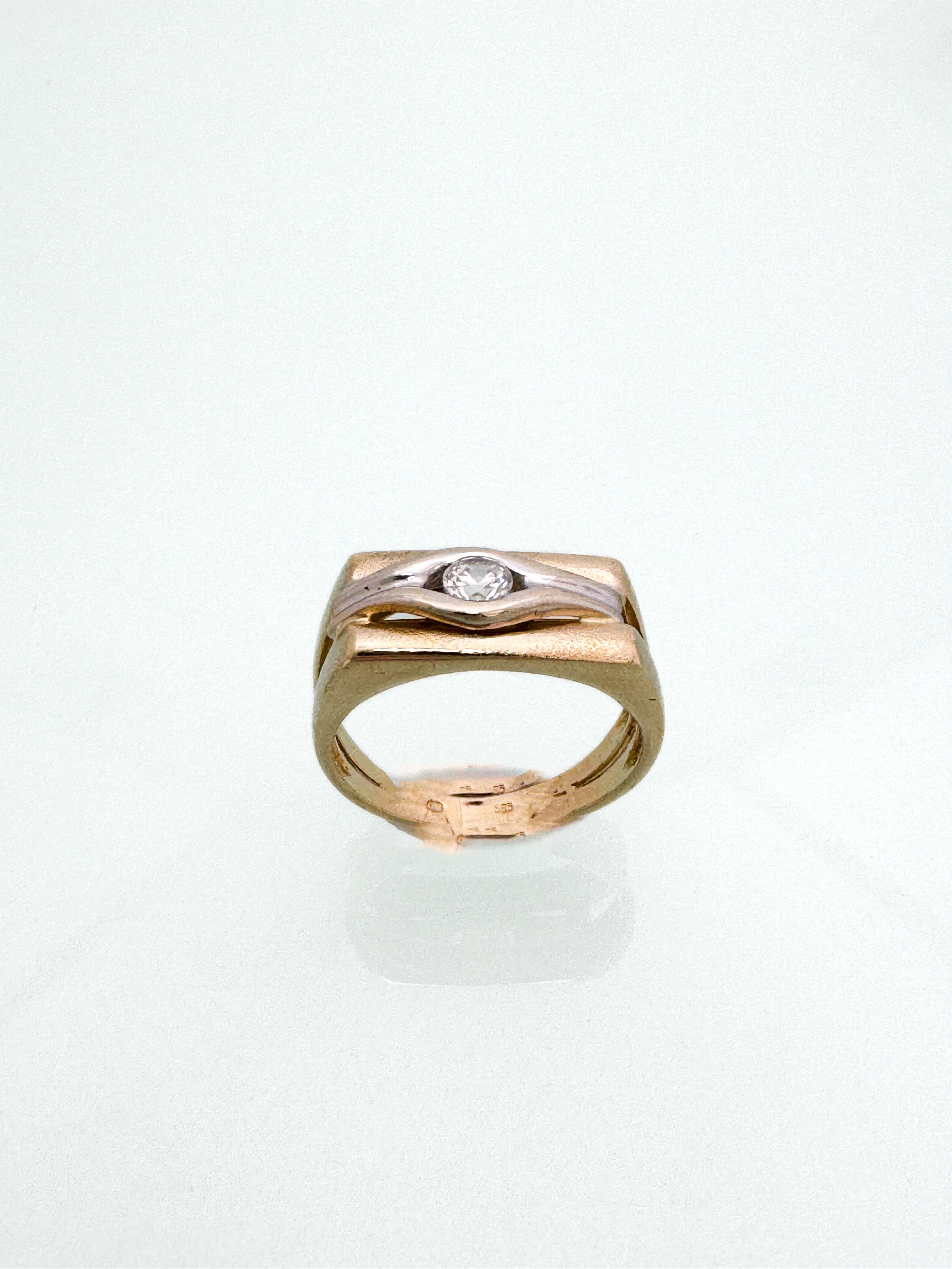 טבעת עבה 14 קארט משולבת זהב לבן עם זירקון במרכז