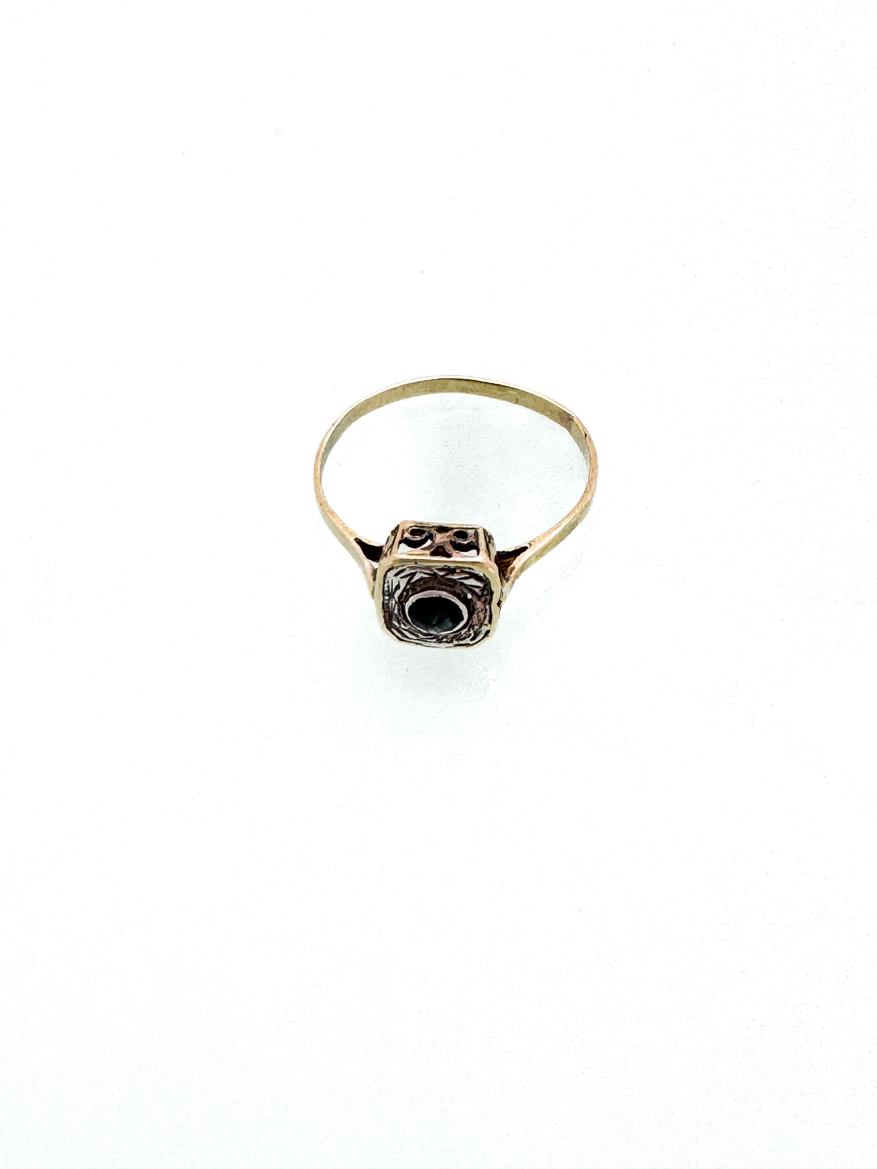 טבעת 14 קארט עם אבן ספיר במרכז