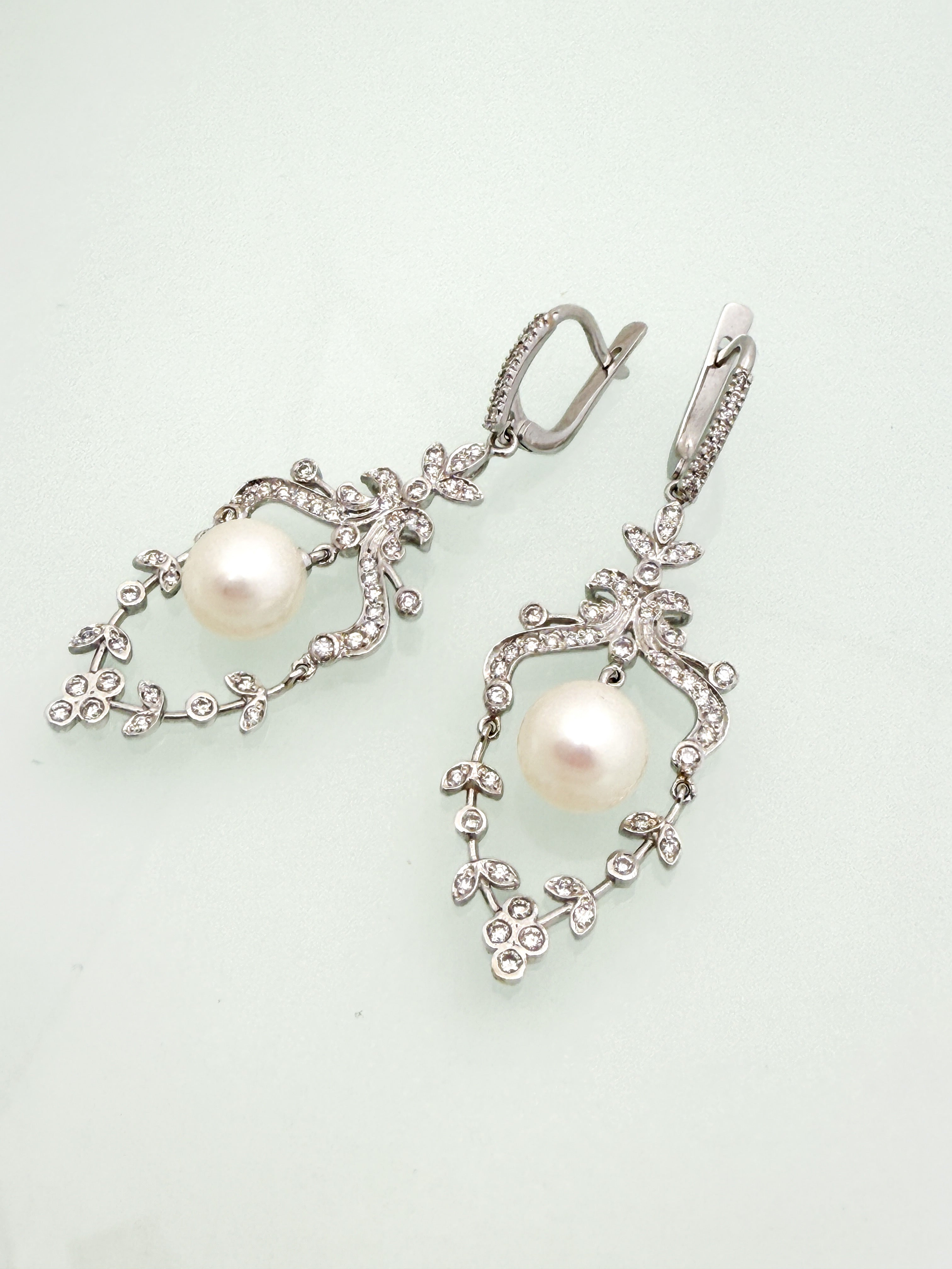 עגילים נופלים 14 קארט משובצים יהלומים ופנינה במרכז