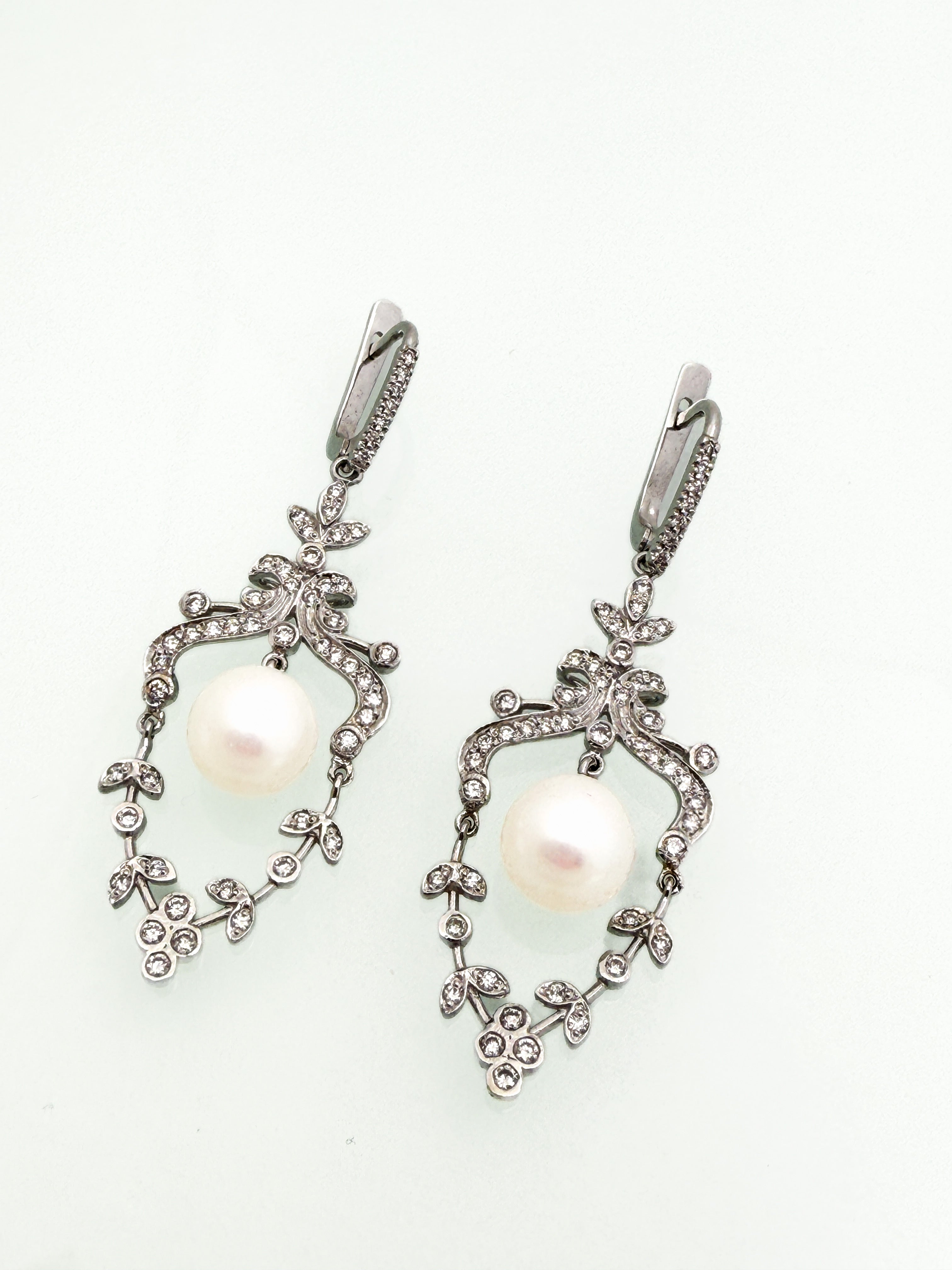 עגילים נופלים 14 קארט משובצים יהלומים ופנינה במרכז