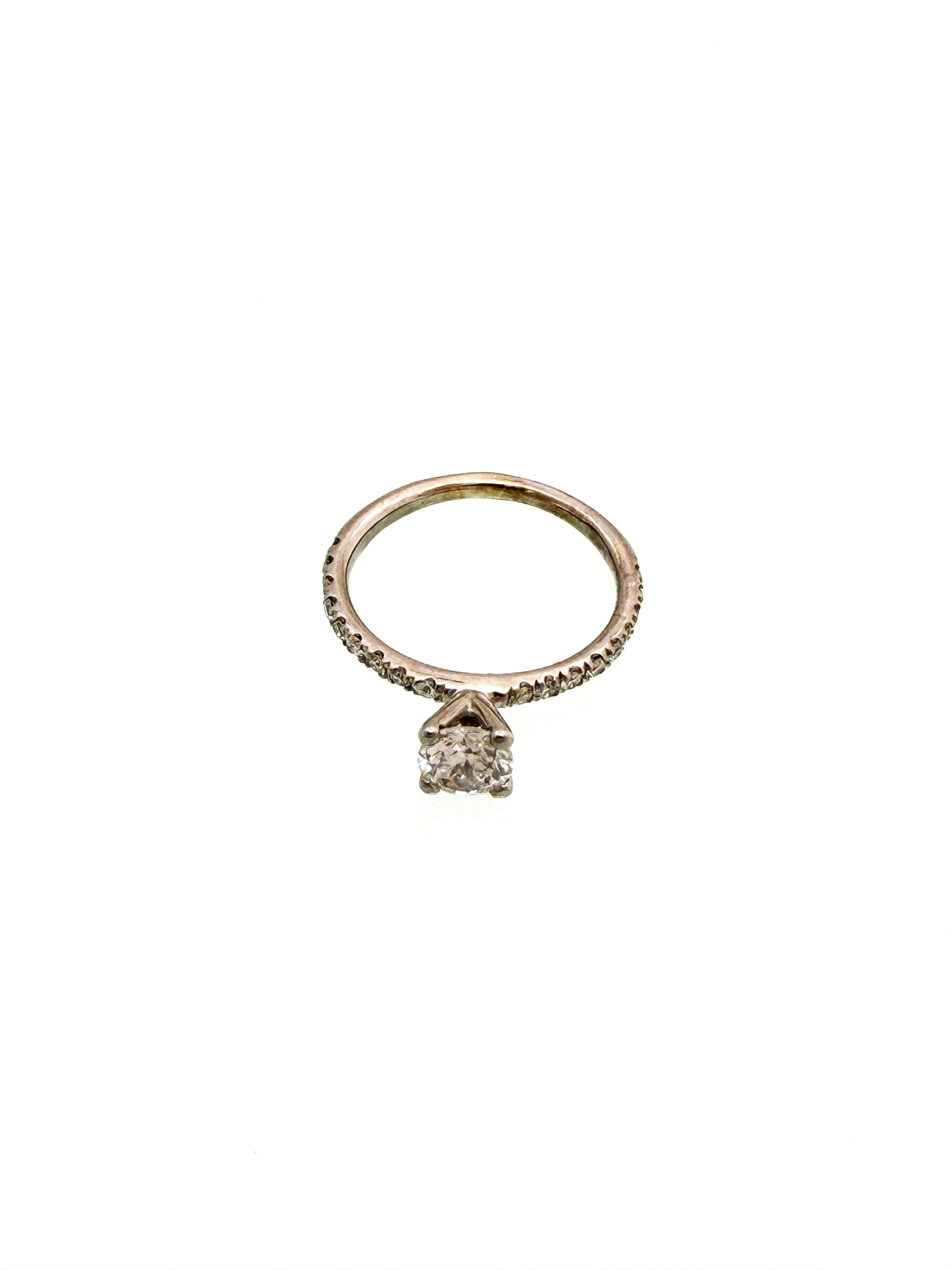 טבעת עם יהלום במרכז ויהלומים בצדדים