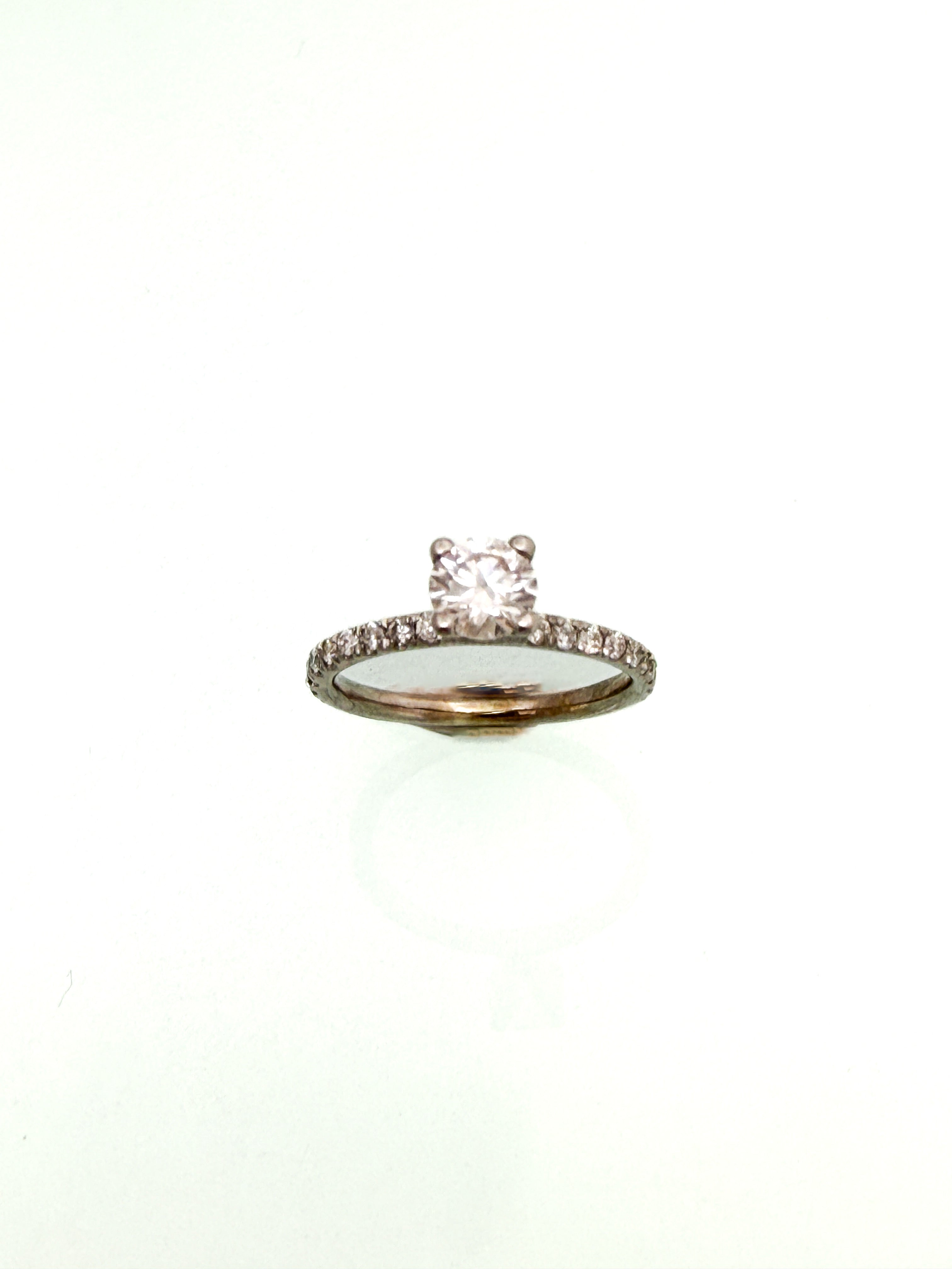 טבעת עם יהלום במרכז ויהלומים בצדדים