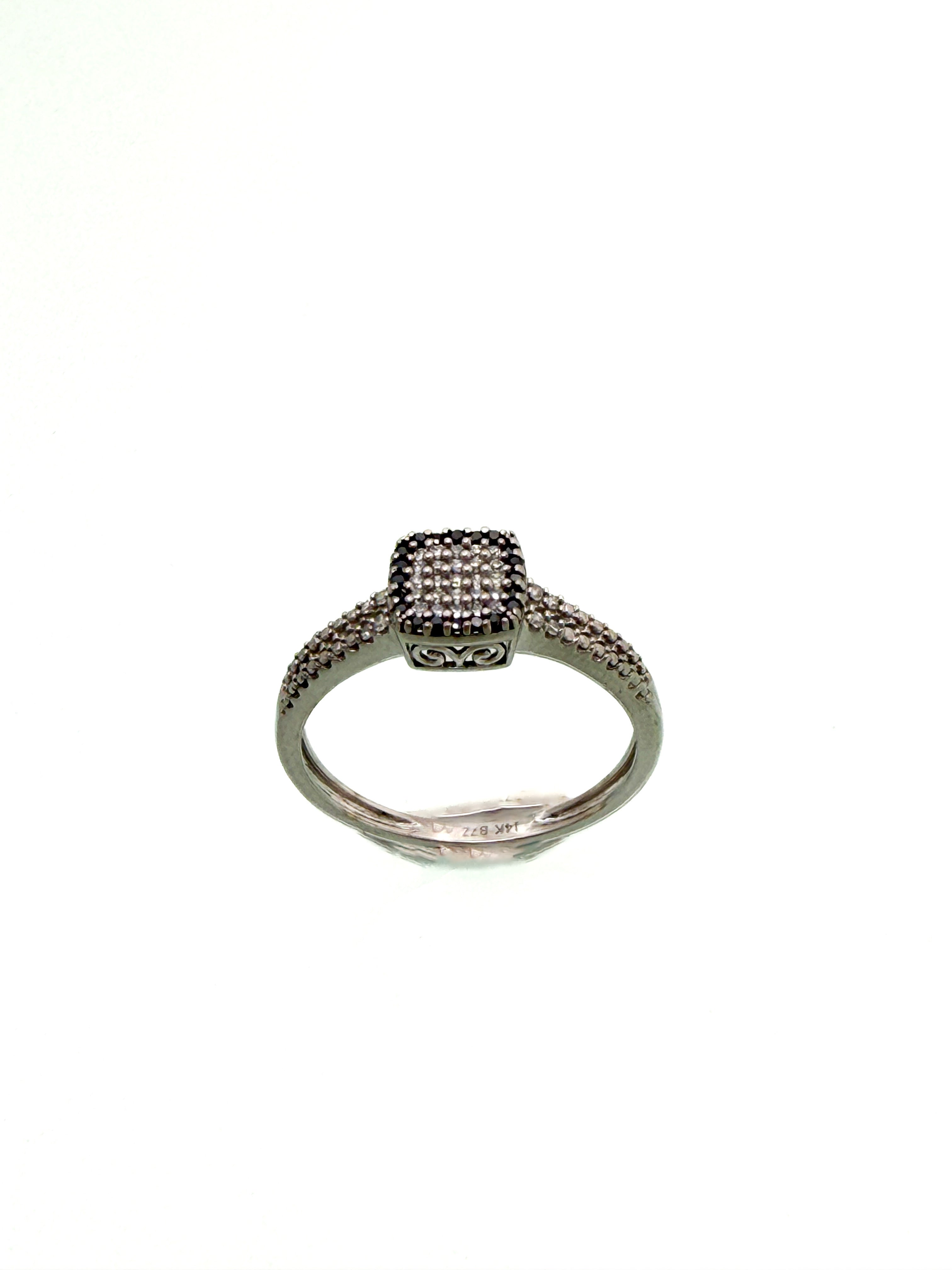 טבעת יהלומים לבנים ושחורים 14 קארט