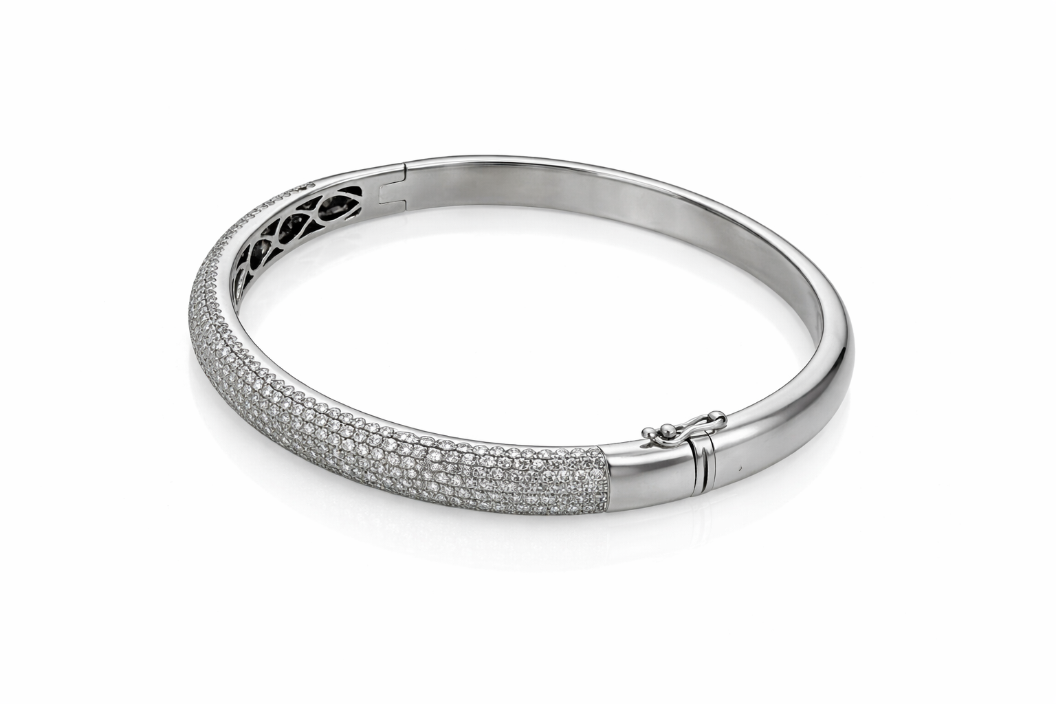 צמיד קשיח 18 קארט משובץ יהלומים