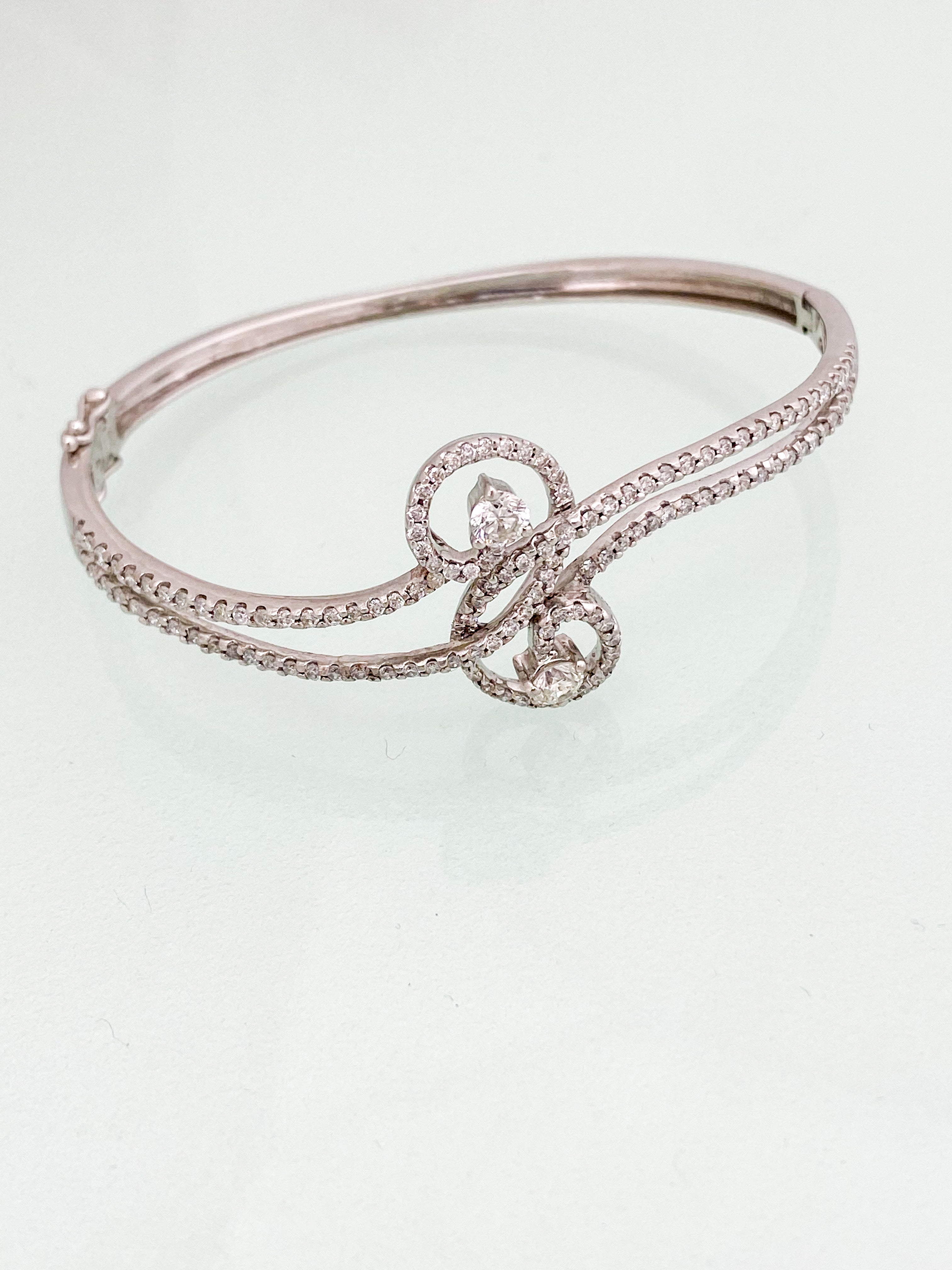 צמיד קשיח זהב 14 קארט מעוצב משובץ יהלומים