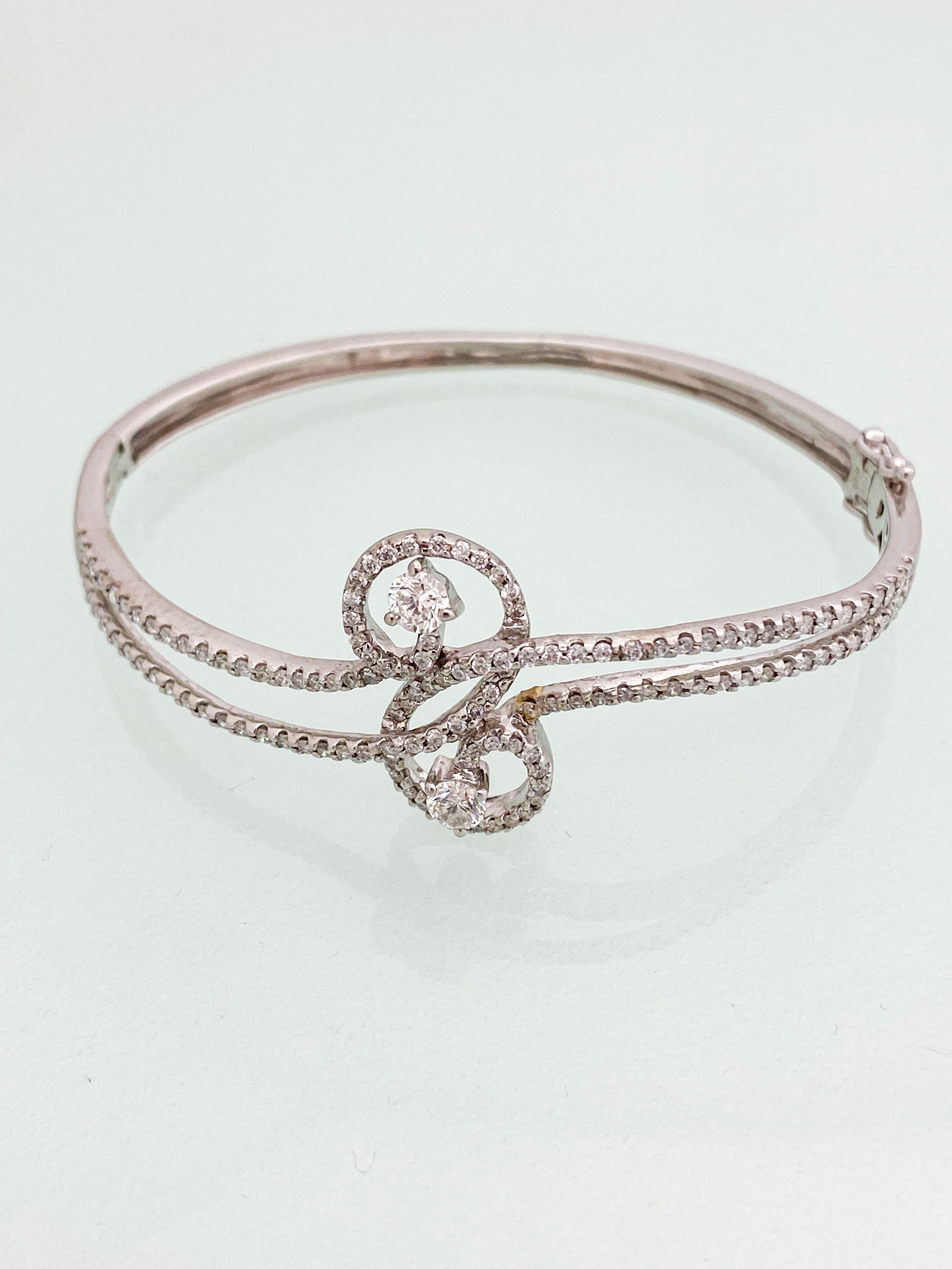 צמיד קשיח זהב 14 קארט מעוצב משובץ יהלומים