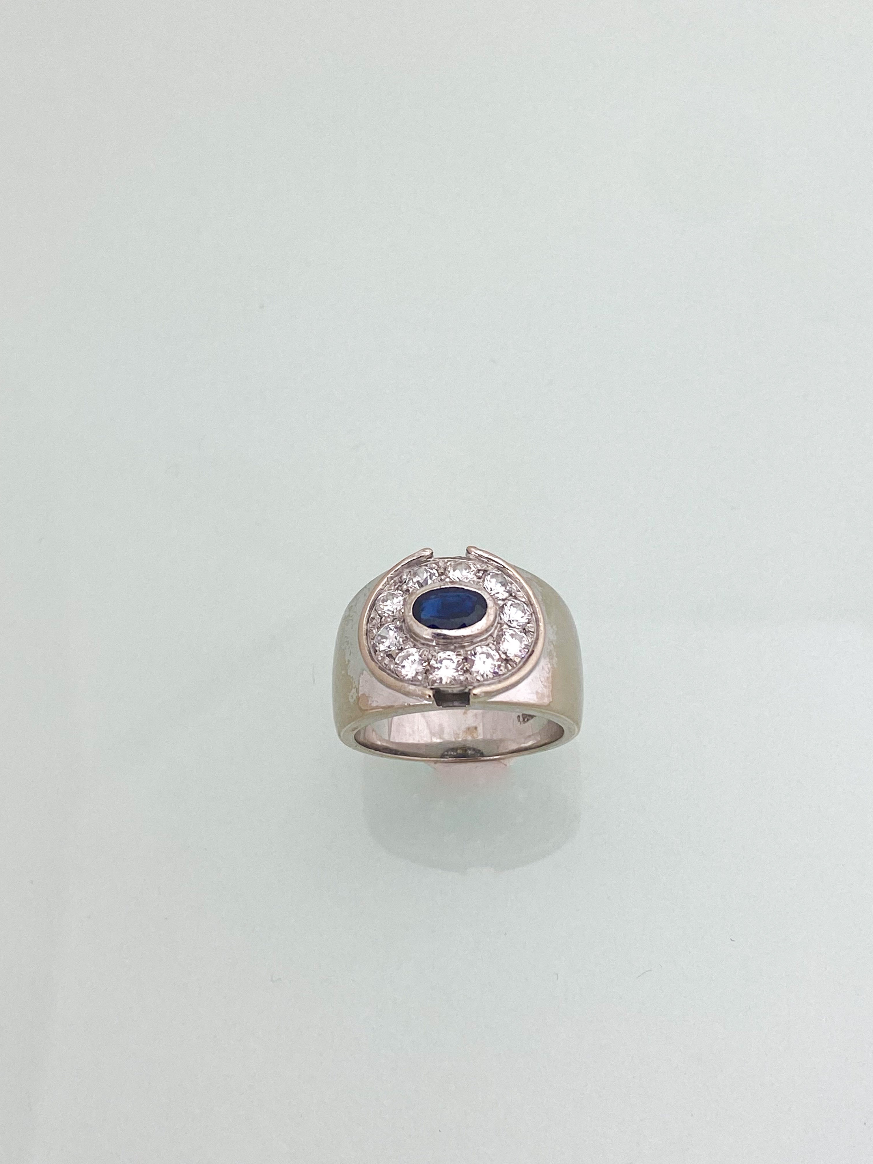 טבעת עבה 18 קארט אבן ספיר מרכזית ומסביב זירקונים