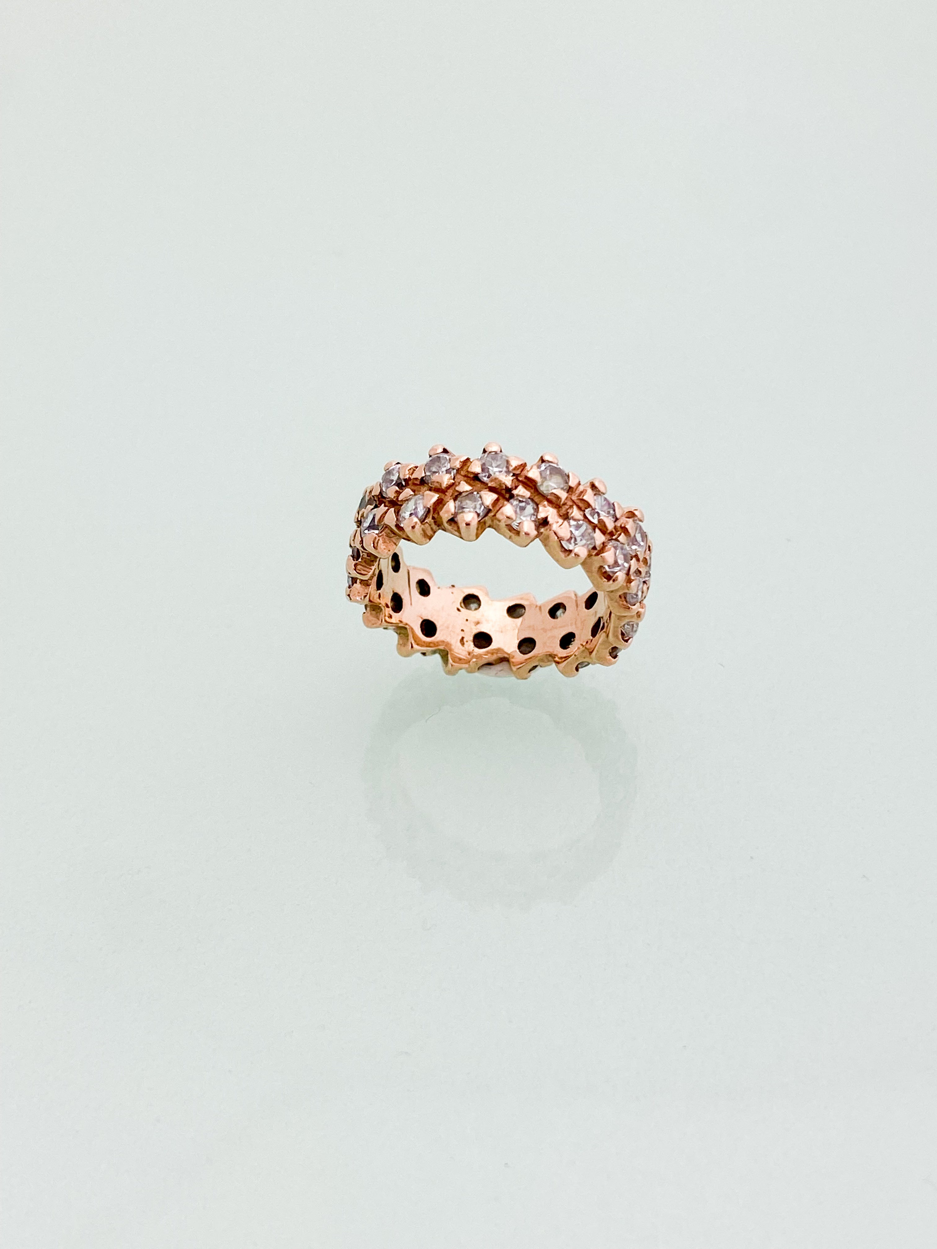 טבעת איטרניטי רוז גולד 9 קארט משובצת זירקונים