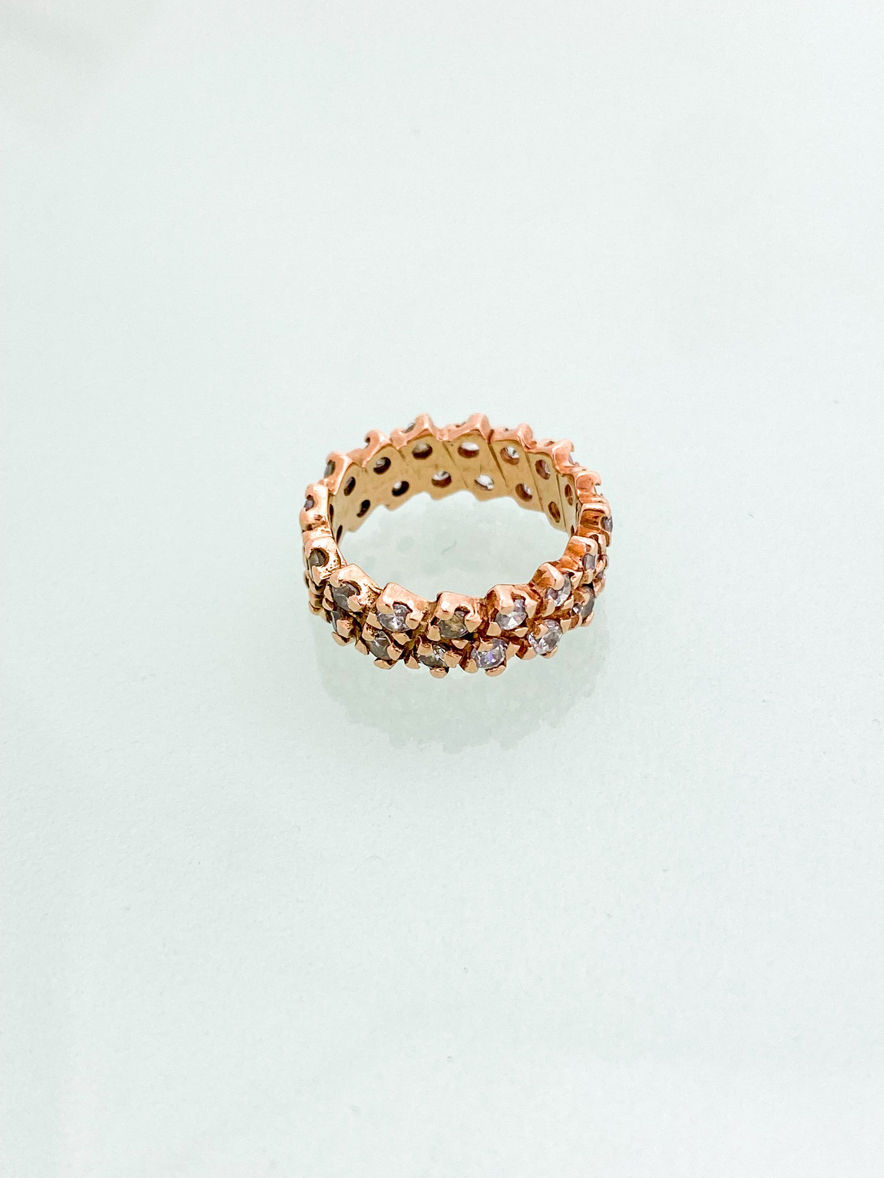 טבעת איטרניטי רוז גולד 9 קארט משובצת זירקונים