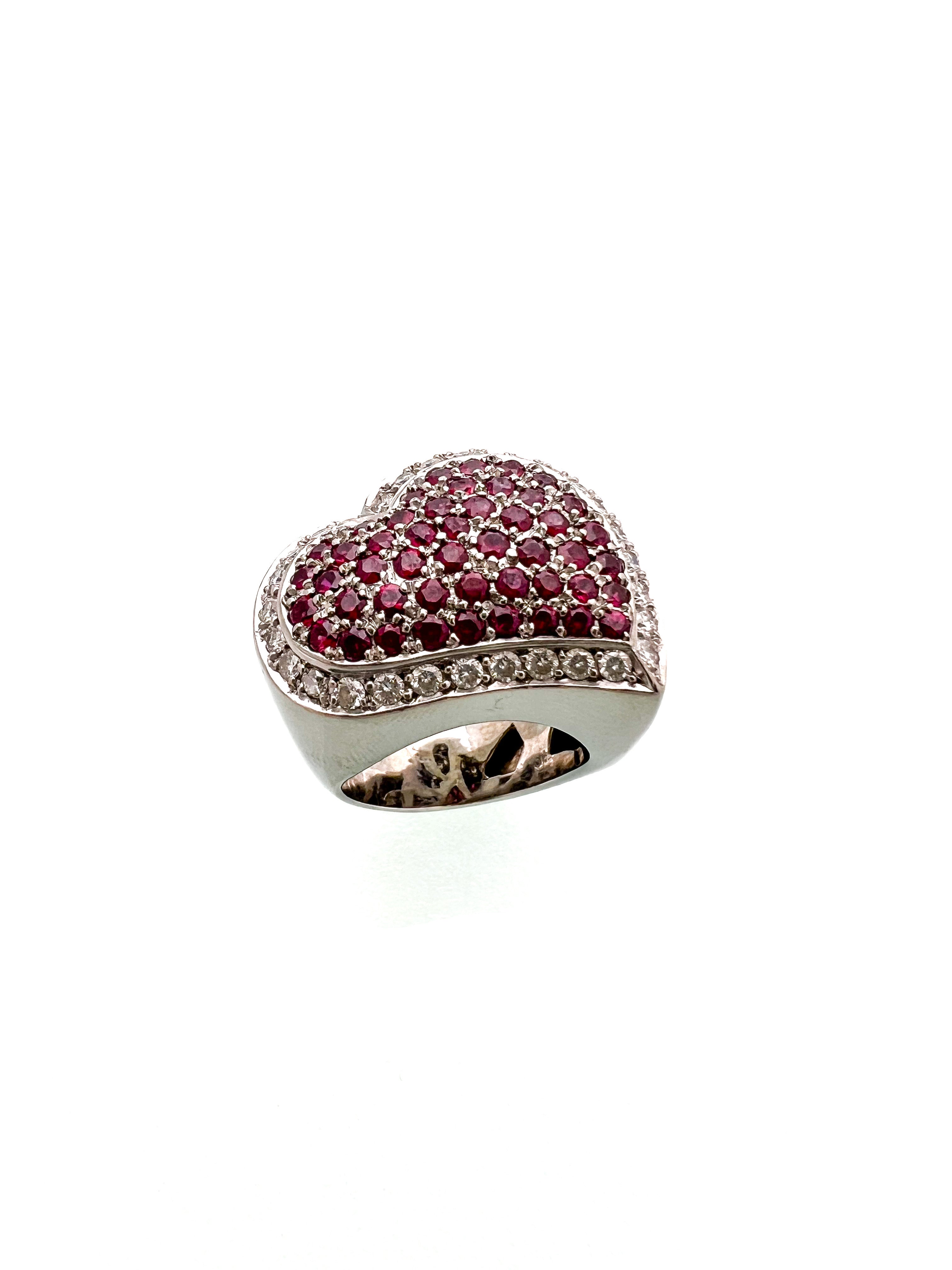 טבעת לב עבה 18 קארט משובצת יהלומים ורובי טבעי