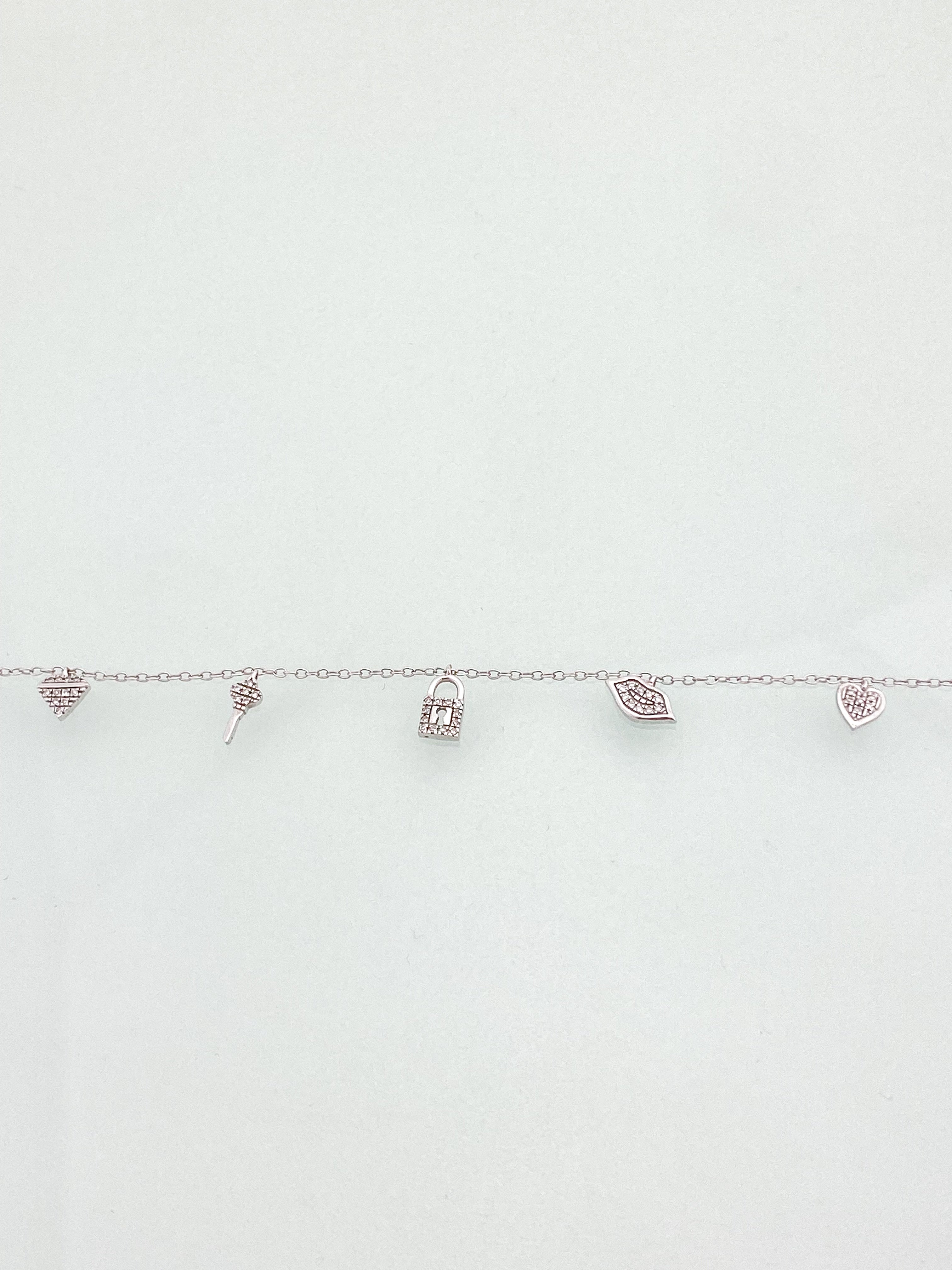 צמיד זהב לבן 14 קארט עם צ'ארמים יהלומים