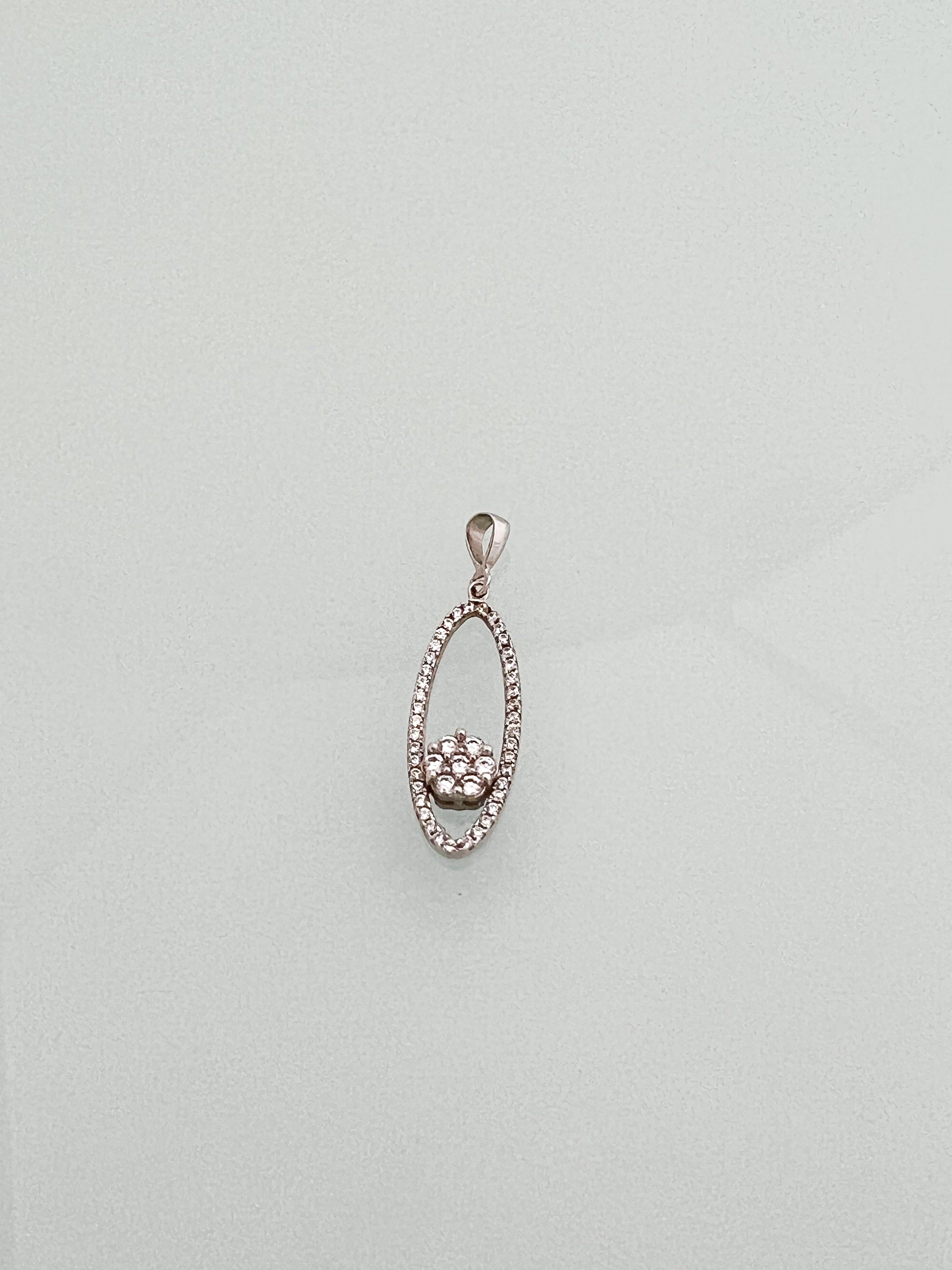 תליון אובלי עם פרח במרכז משובץ זירקונים זהב 14 קארט