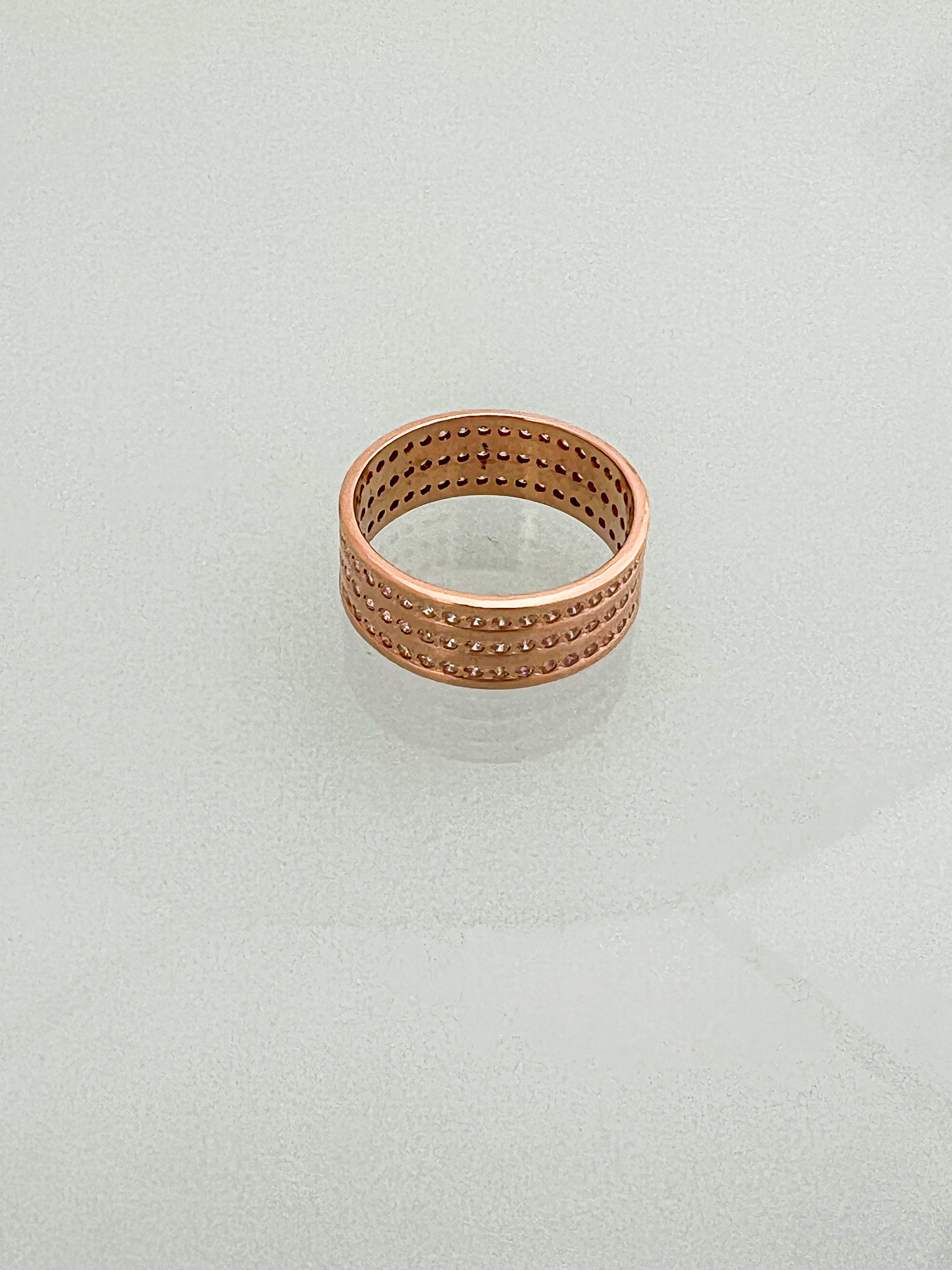 טבעת רוז גולד עבה 14 קארט עם שורות זירקונים