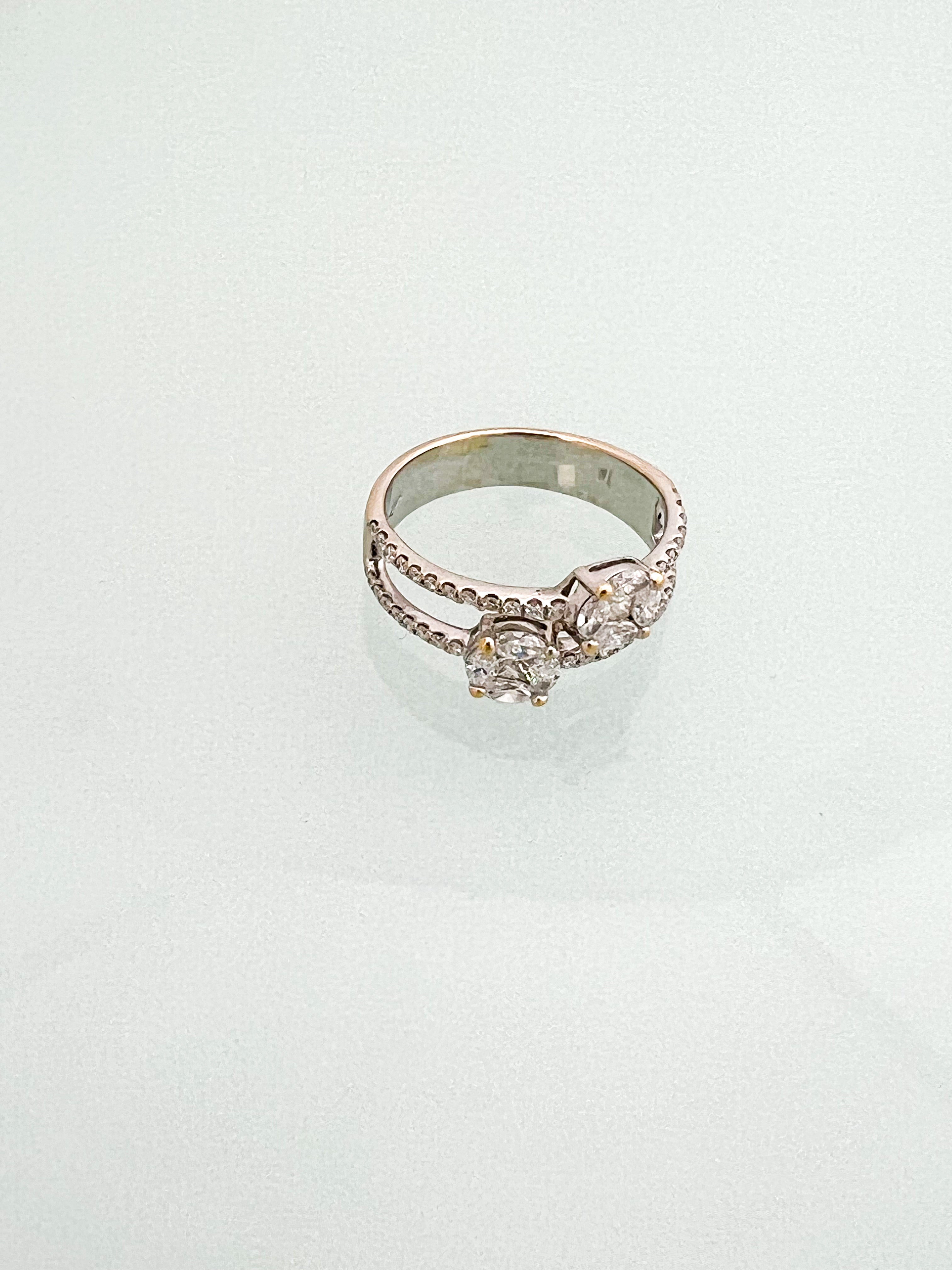 טבעת 18 קארט שתי שורות עם עיגולים משובצים יהלומי מרקיזות ויהלומים בצדדים