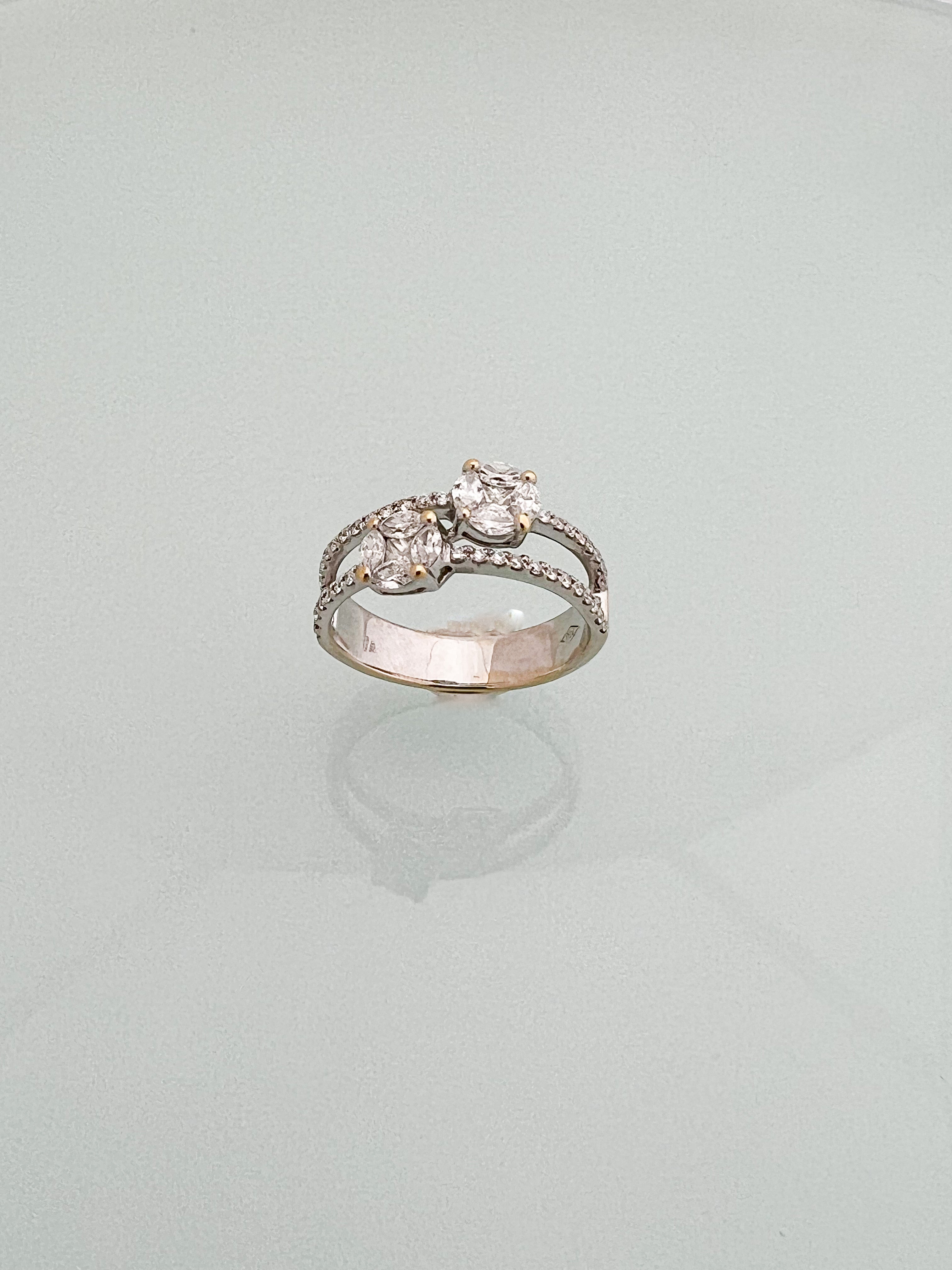 טבעת 18 קארט שתי שורות עם עיגולים משובצים יהלומי מרקיזות ויהלומים בצדדים