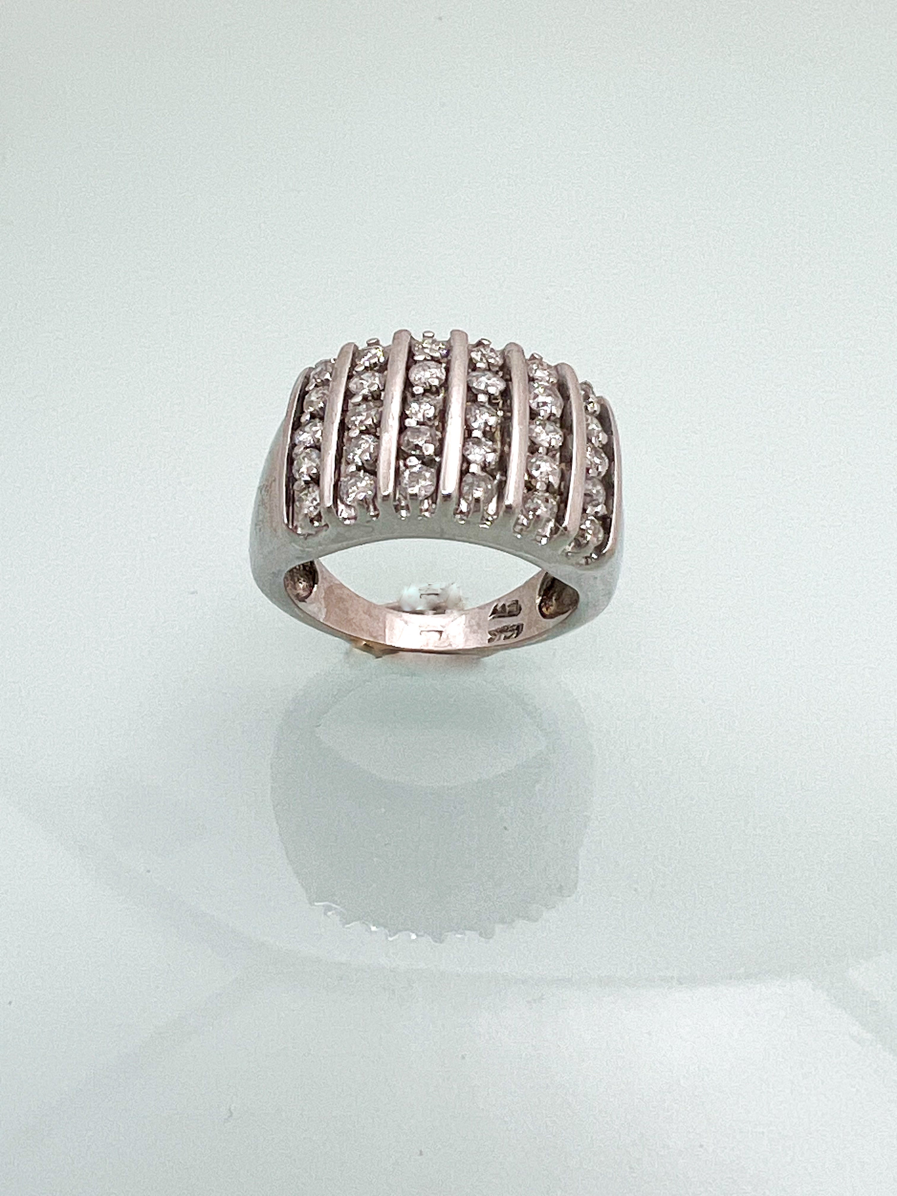 טבעת עבה זהב לבן 14 קארט משובצת שורות יהלומים