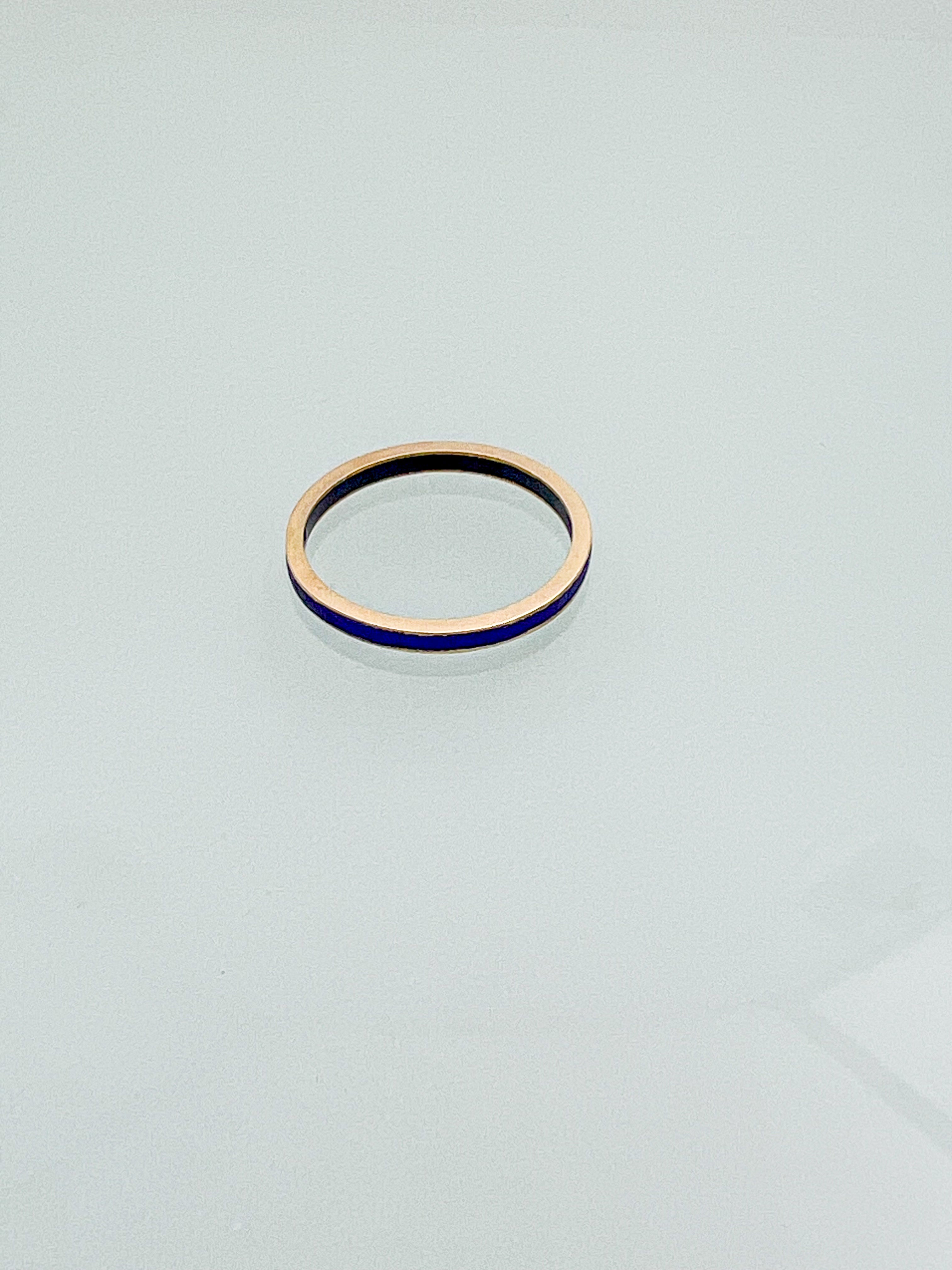 טבעת זהב דקה 14 קארט משולבת אמייל כחול