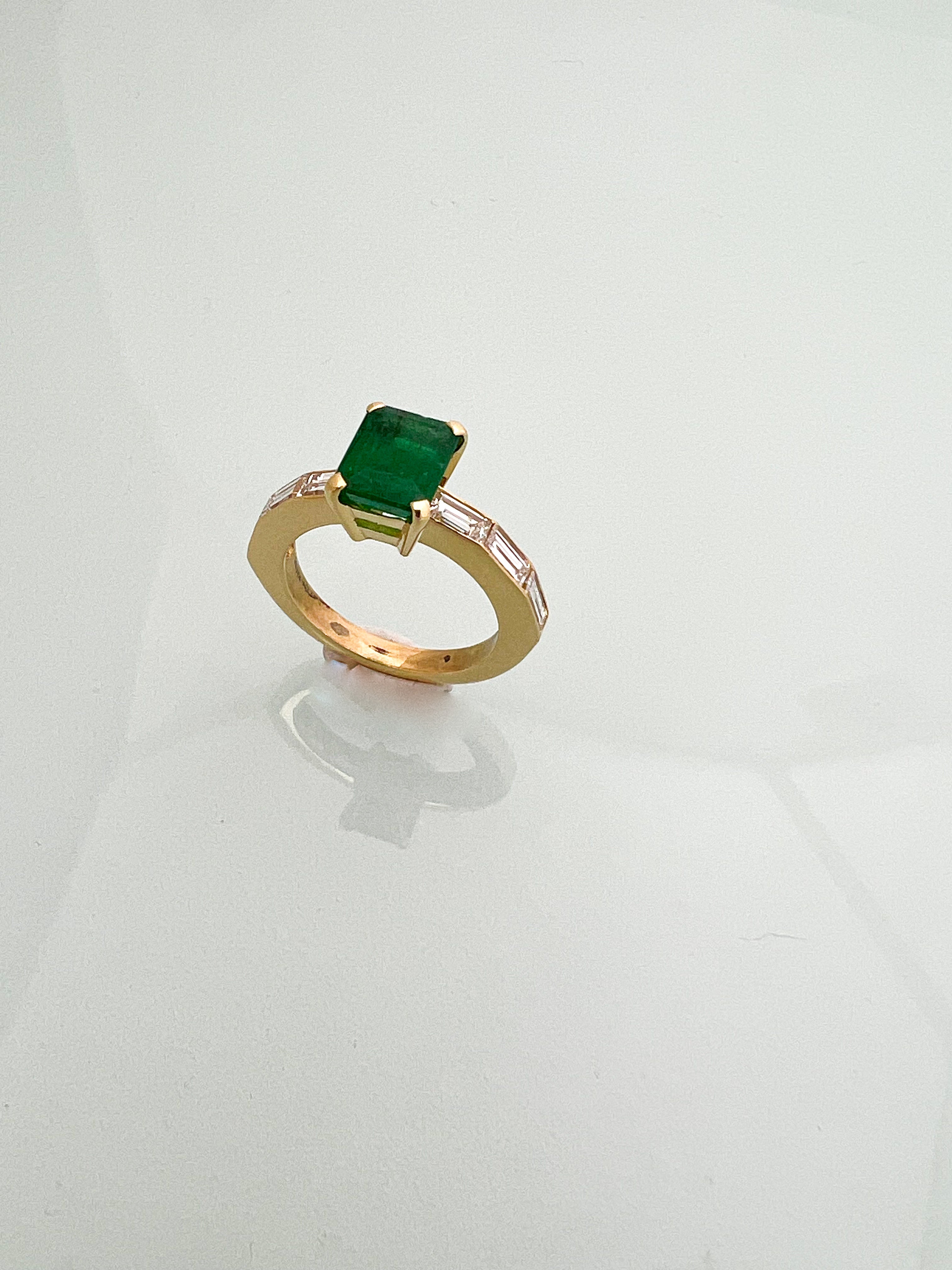 טבעת 18 קארט אבן מרכזית אמרלד טבעית בצדדים יהלומי באגט