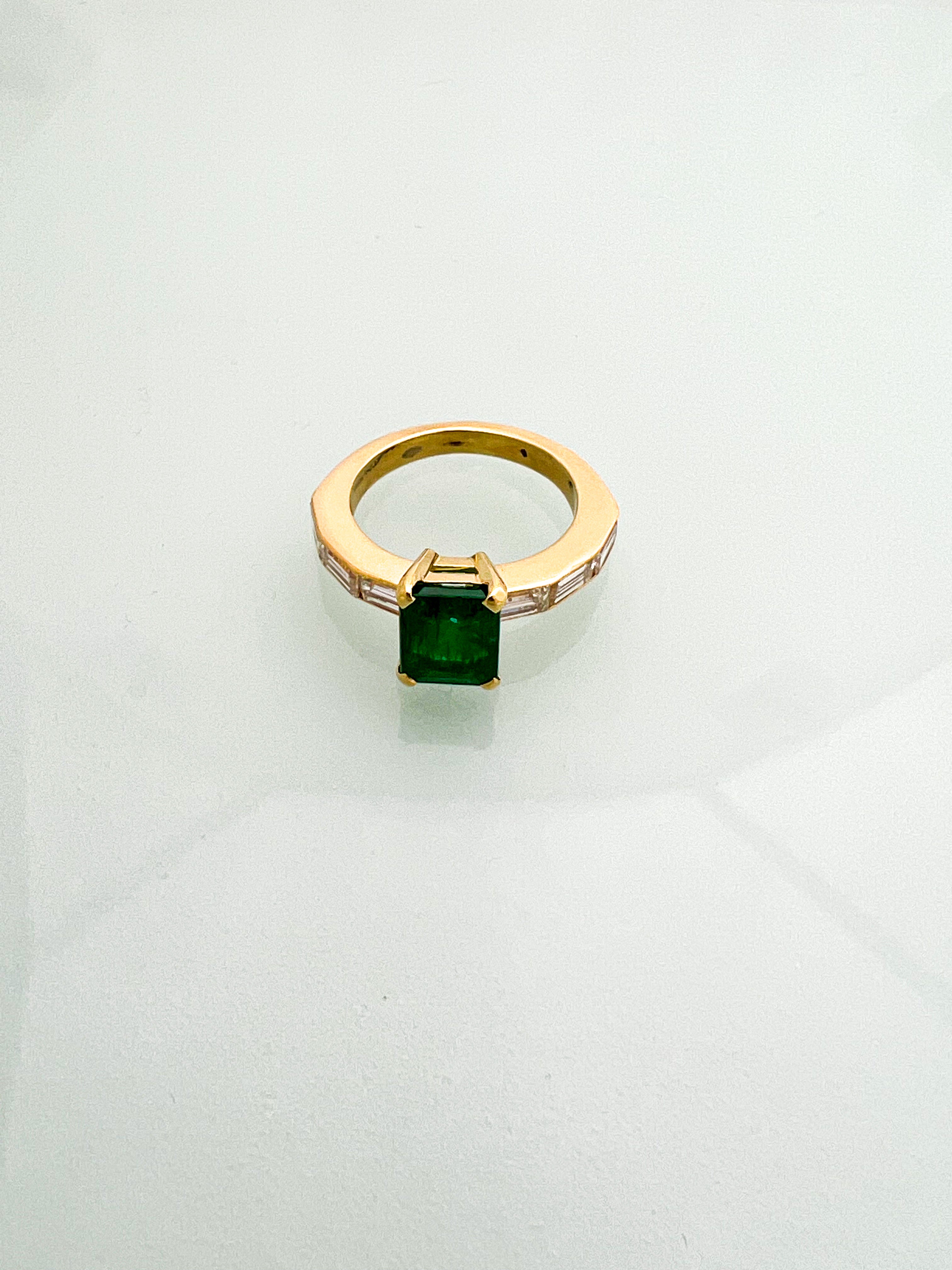טבעת 18 קארט אבן מרכזית אמרלד טבעית בצדדים יהלומי באגט