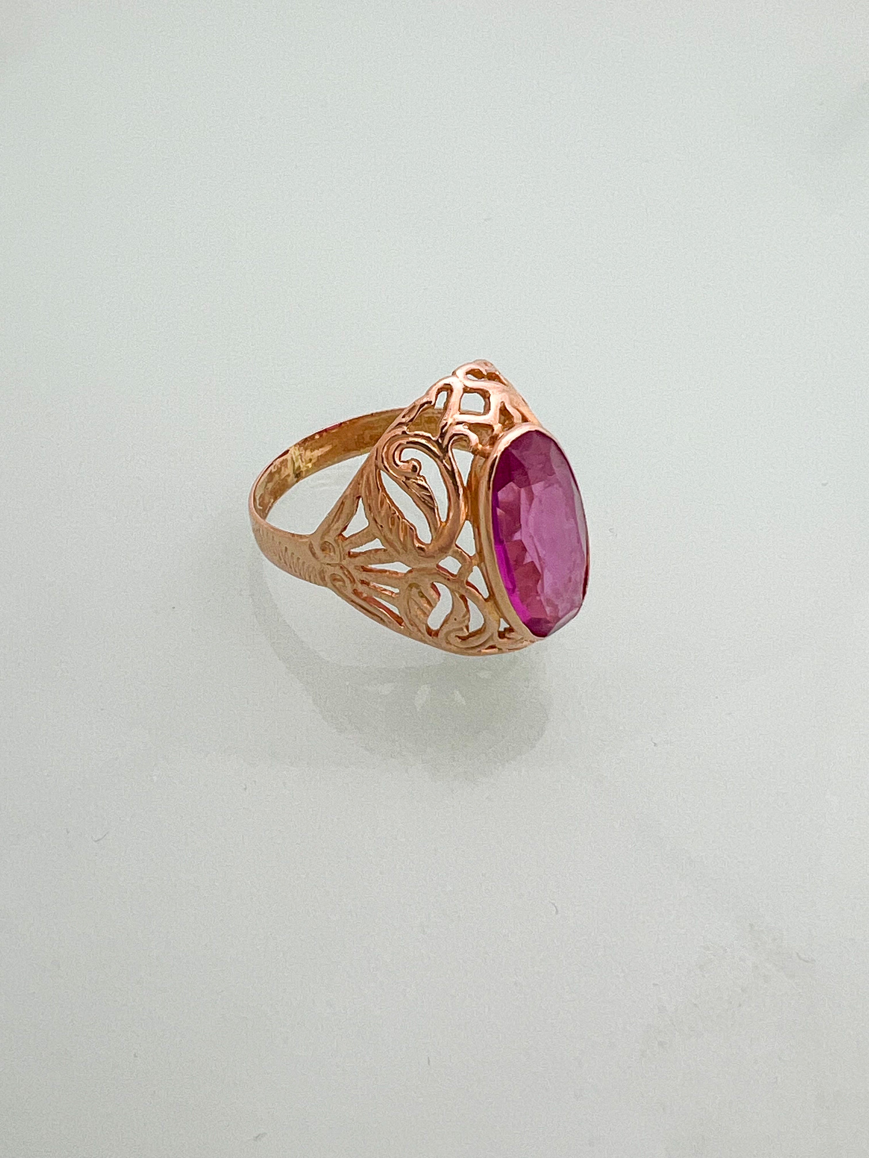 טבעת וינטג' תחרה זהב אדום 14 קארט עם אבן חן ורודה