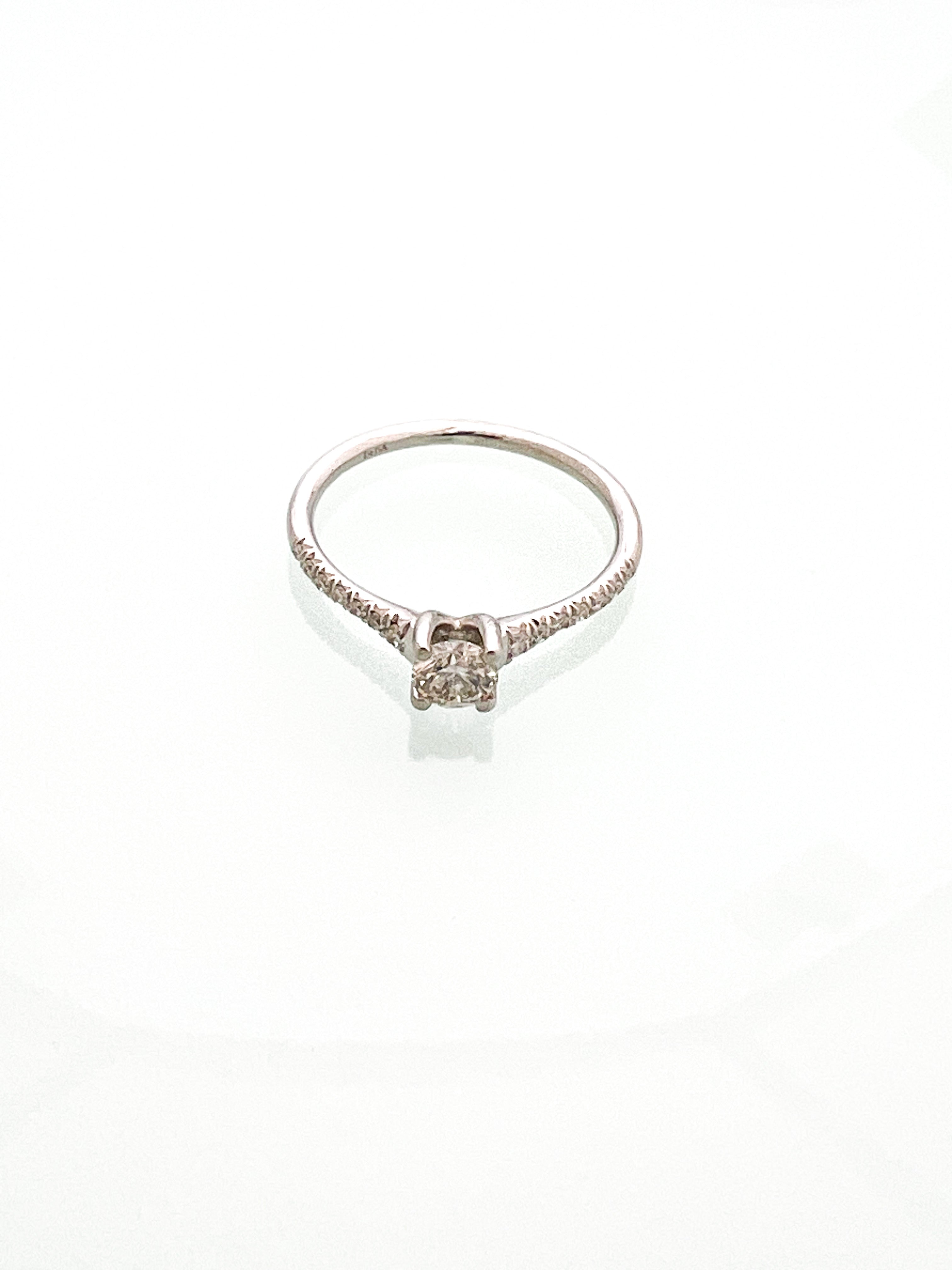 טבעת אירוסין זהב 14 קארט עם יהלום מרכזי וחצי שיבוץ בצדדים