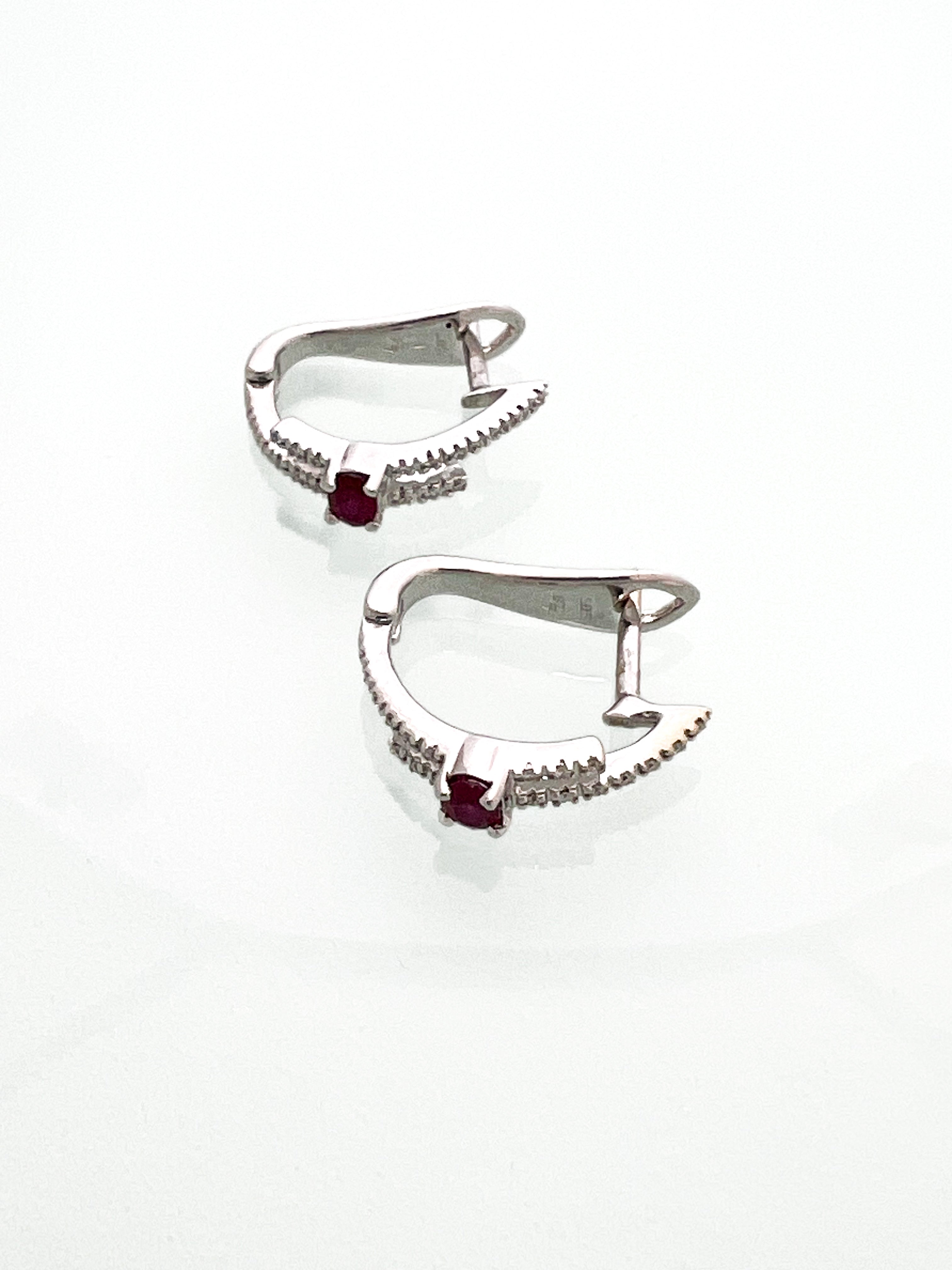 עגילי זהב 14 קארט חצי חישוק במרכז אבן רובני ושיבוץ יהלומים