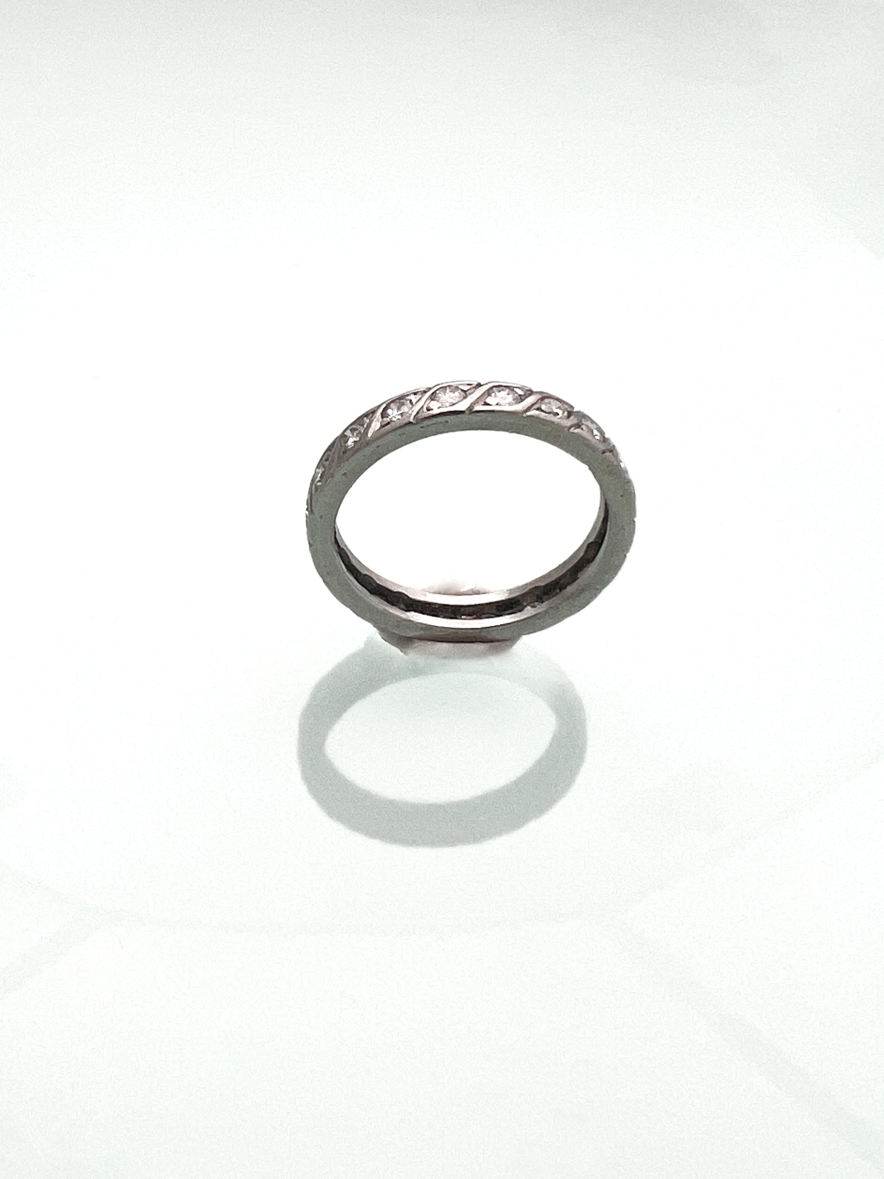 טבעת איטרניטי מעוצבת משובצת יהלומים זהב 18 קארט