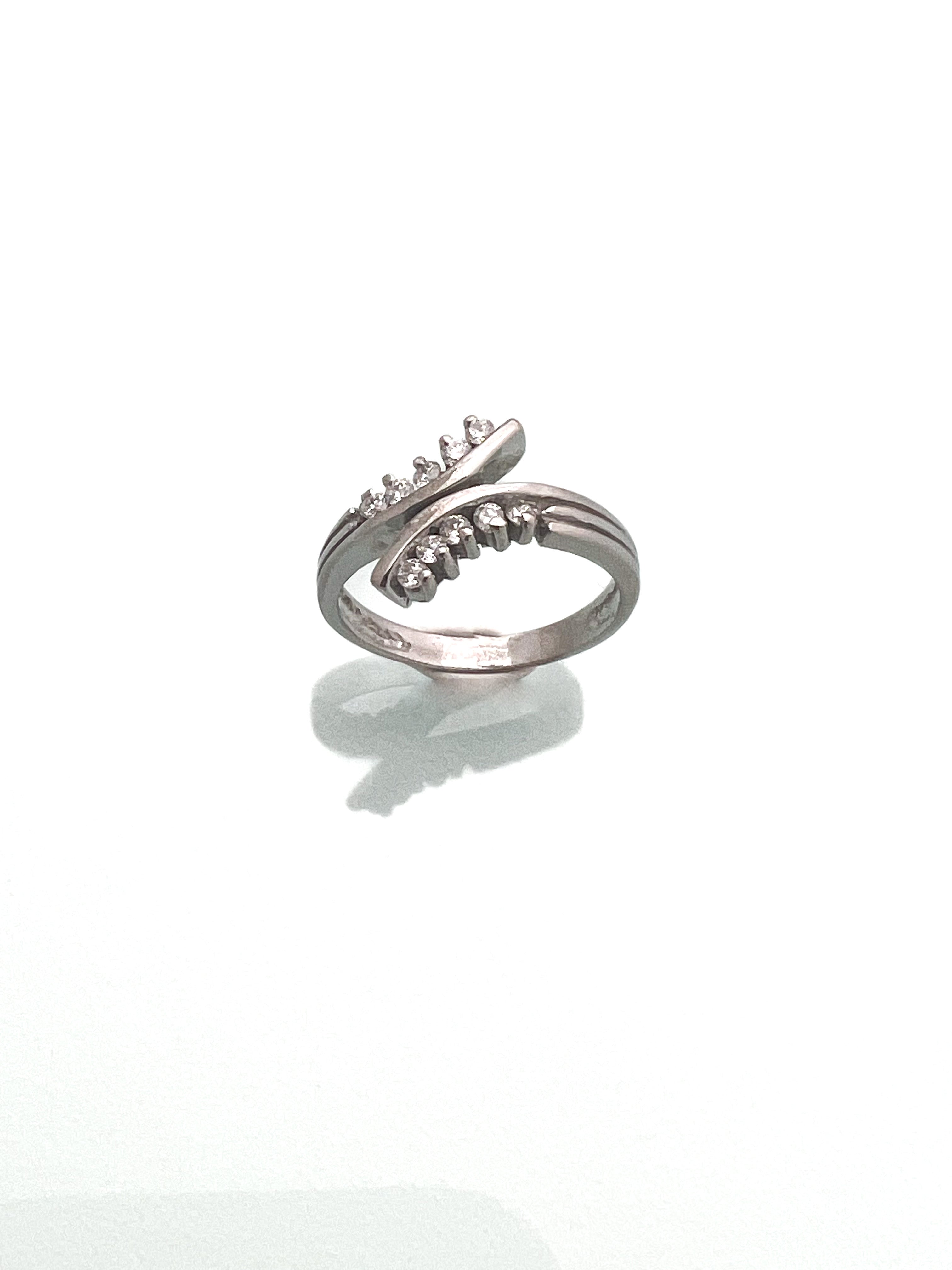 טבעת זהב לבן 14 קארט משובצת יהלומים