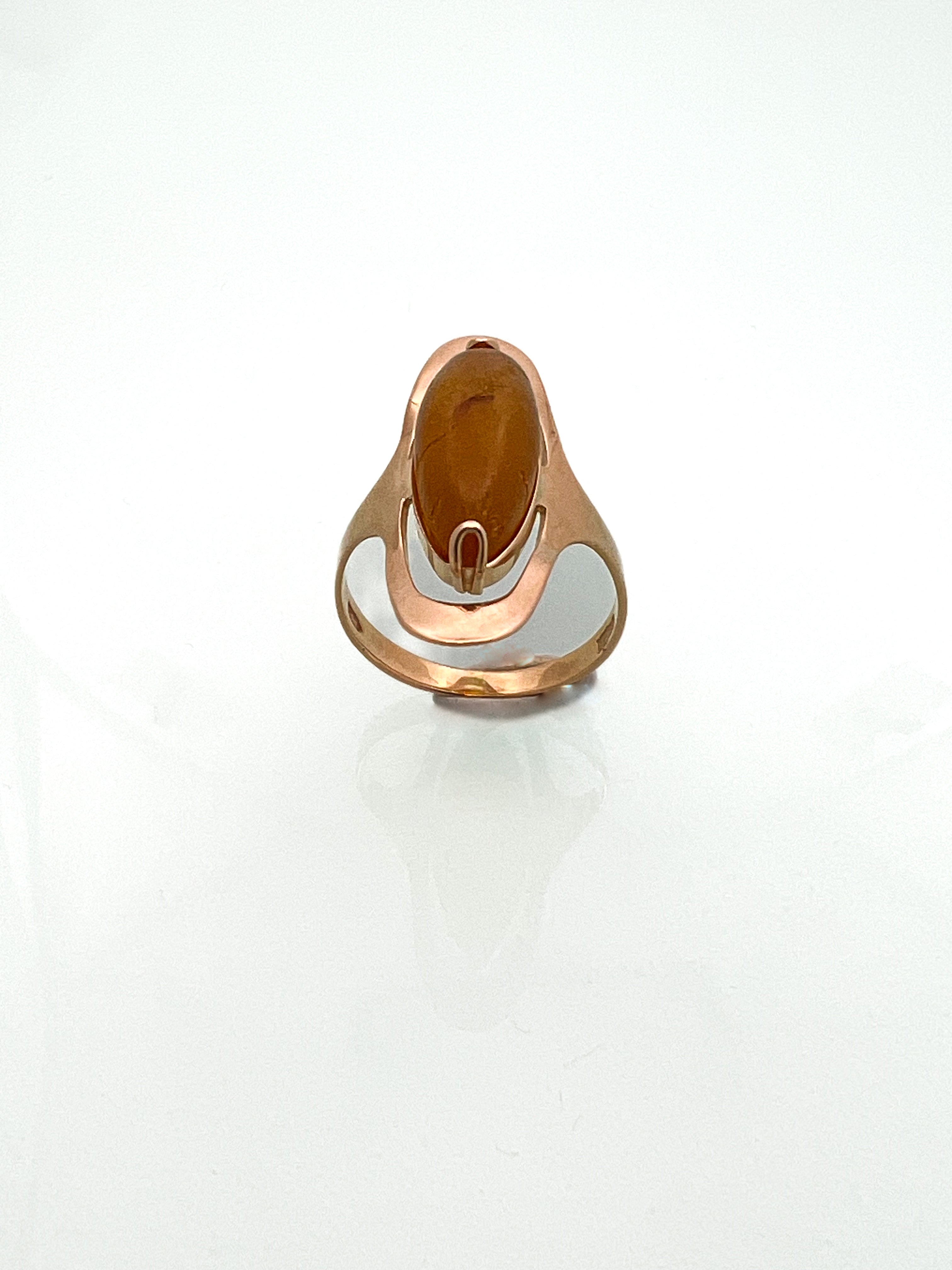 טבעת אובלית זהב אדום 14 קארט עם אבן אמבר