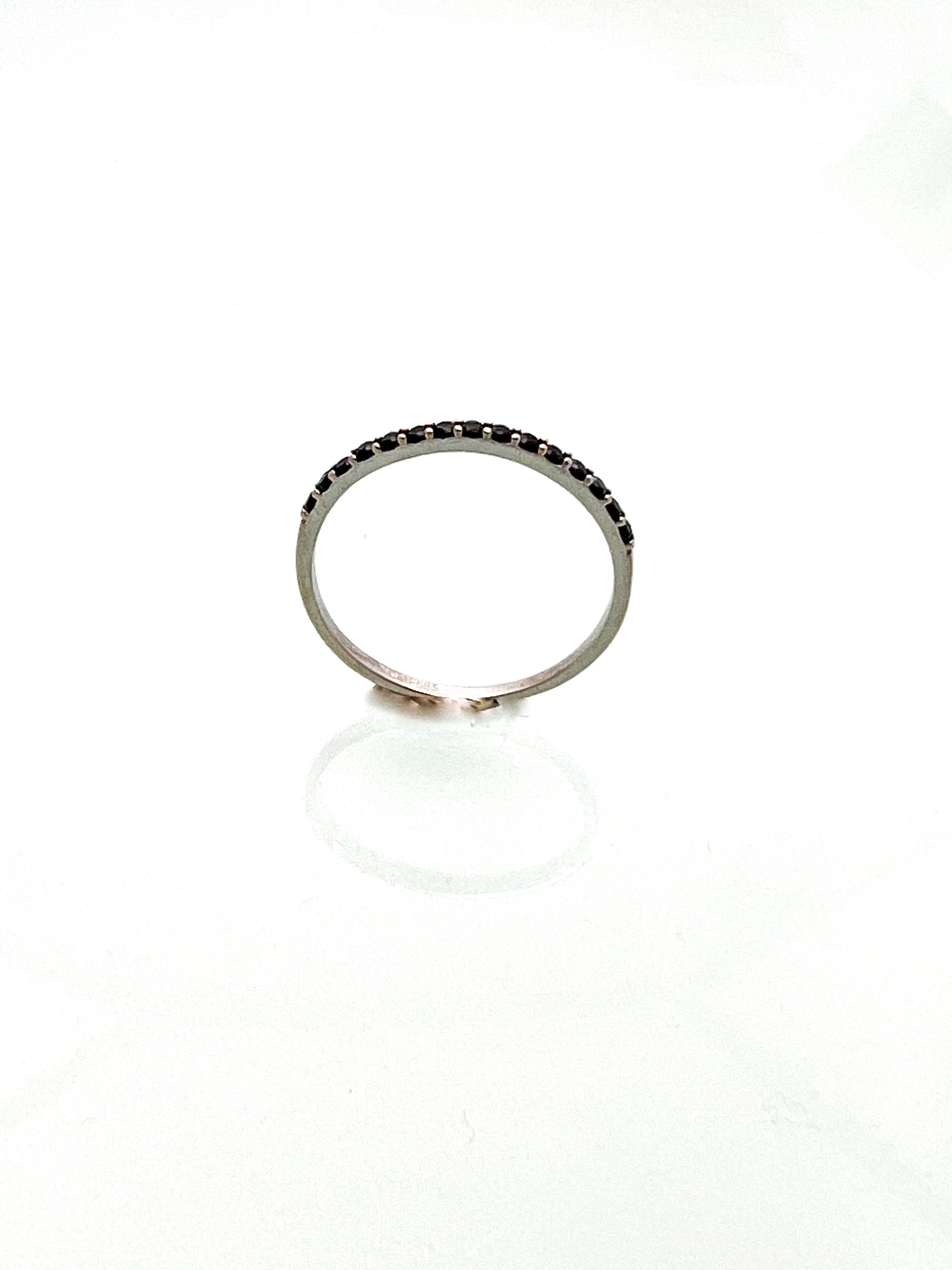 טבעת חישוק דקה זהב לבן 14 קארט משובצת זירקונים שחורים