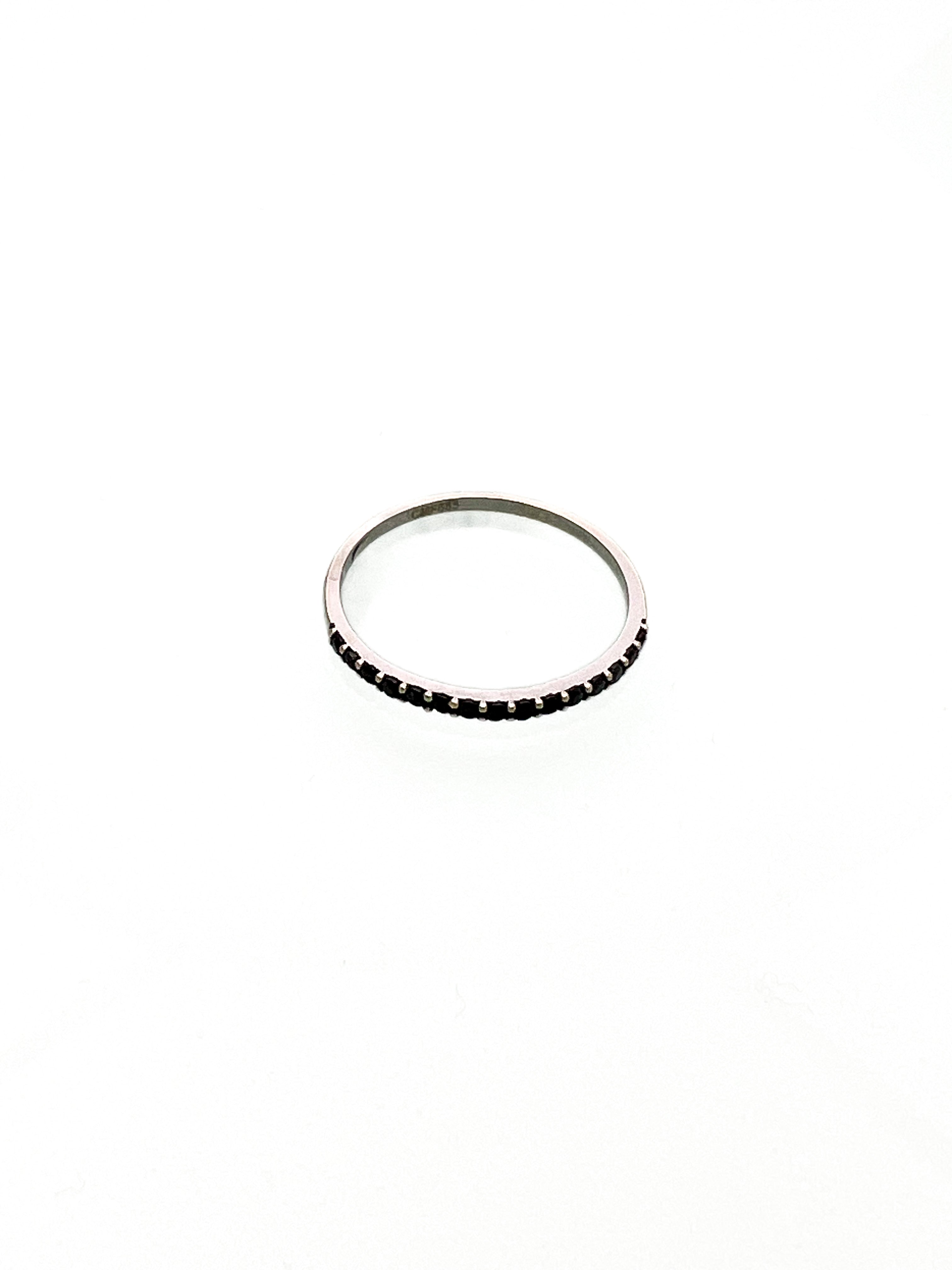 טבעת חישוק דקה זהב לבן 14 קארט משובצת זירקונים שחורים