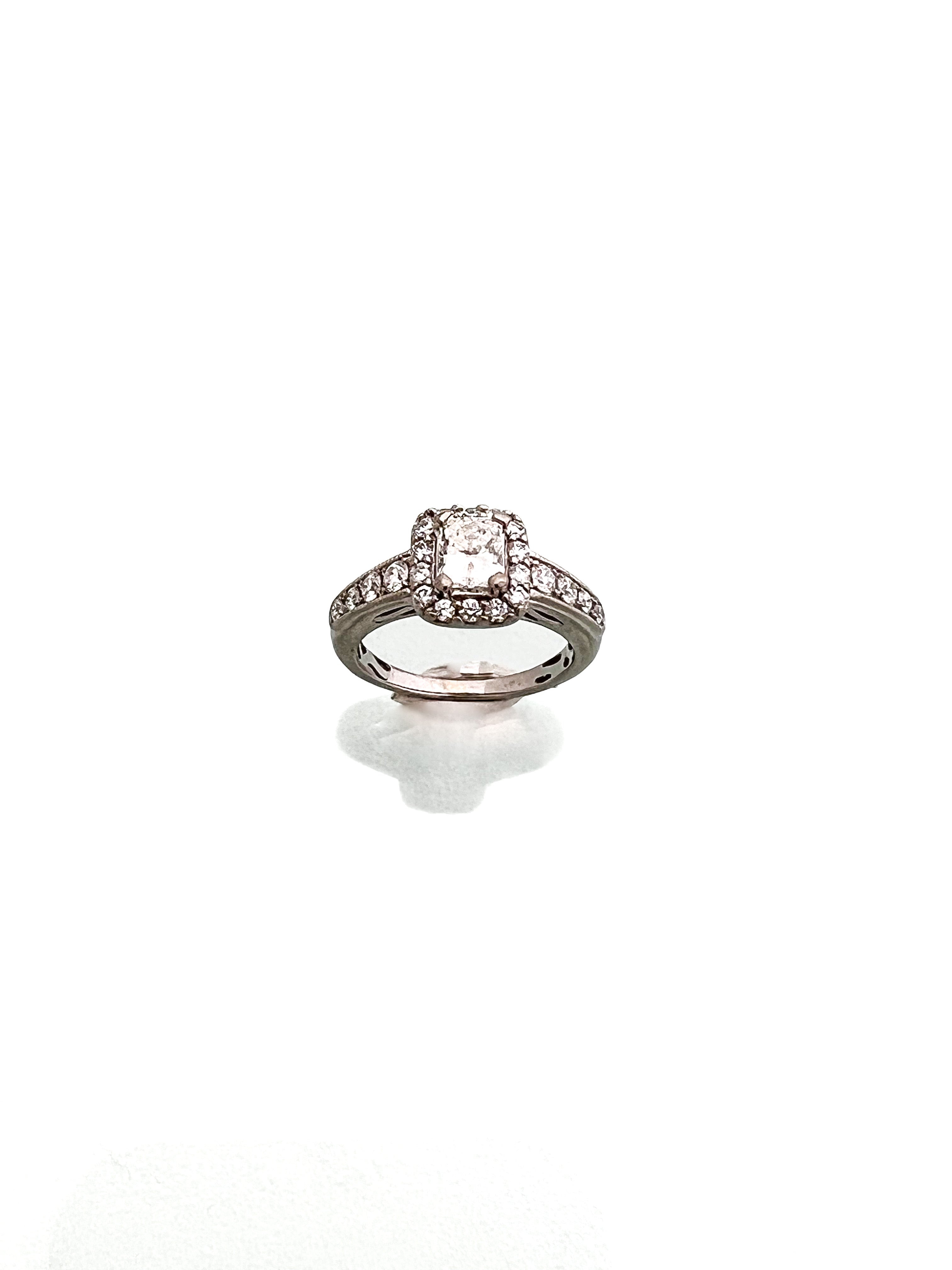 טבעת זהב 14 קארט יהלום מרכזי בחיתוך אמרלד מסביב שיבוץ יהלומים