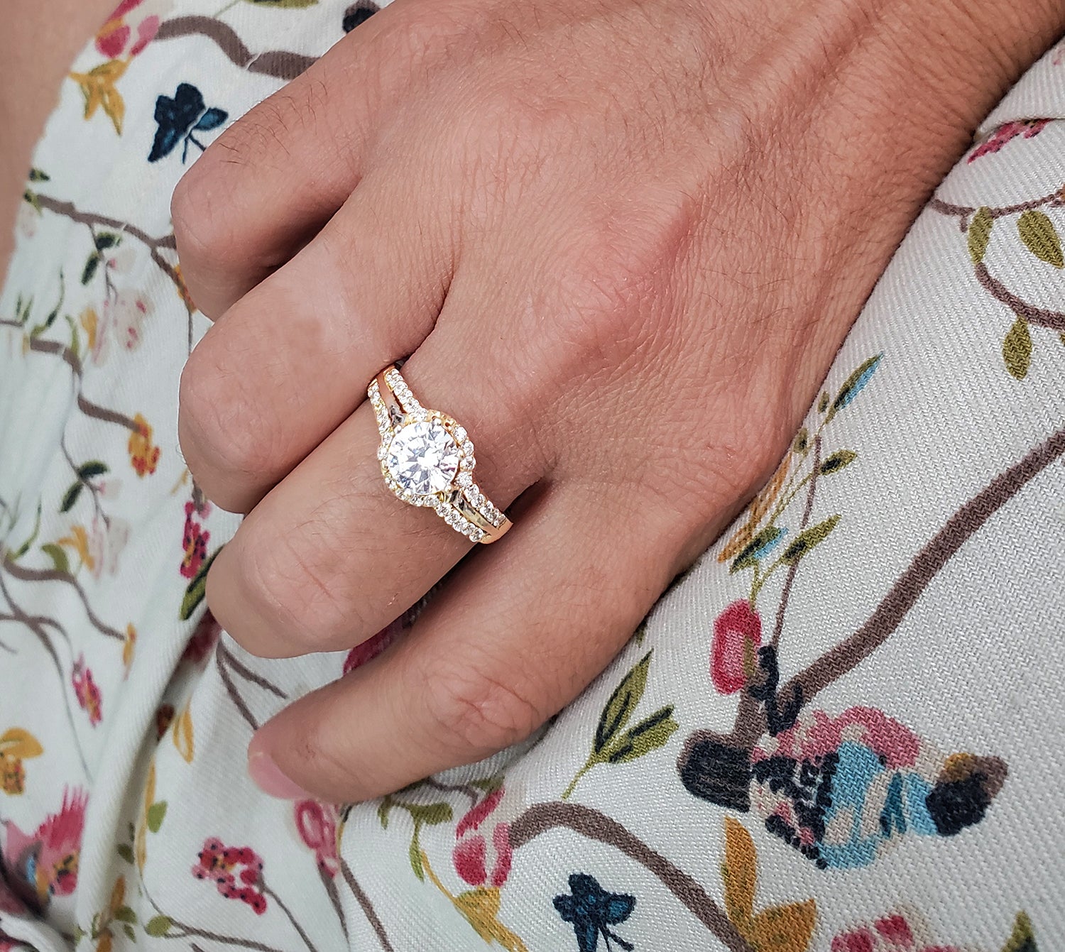 טבעת זהב משובצת זירקונים נוצצים