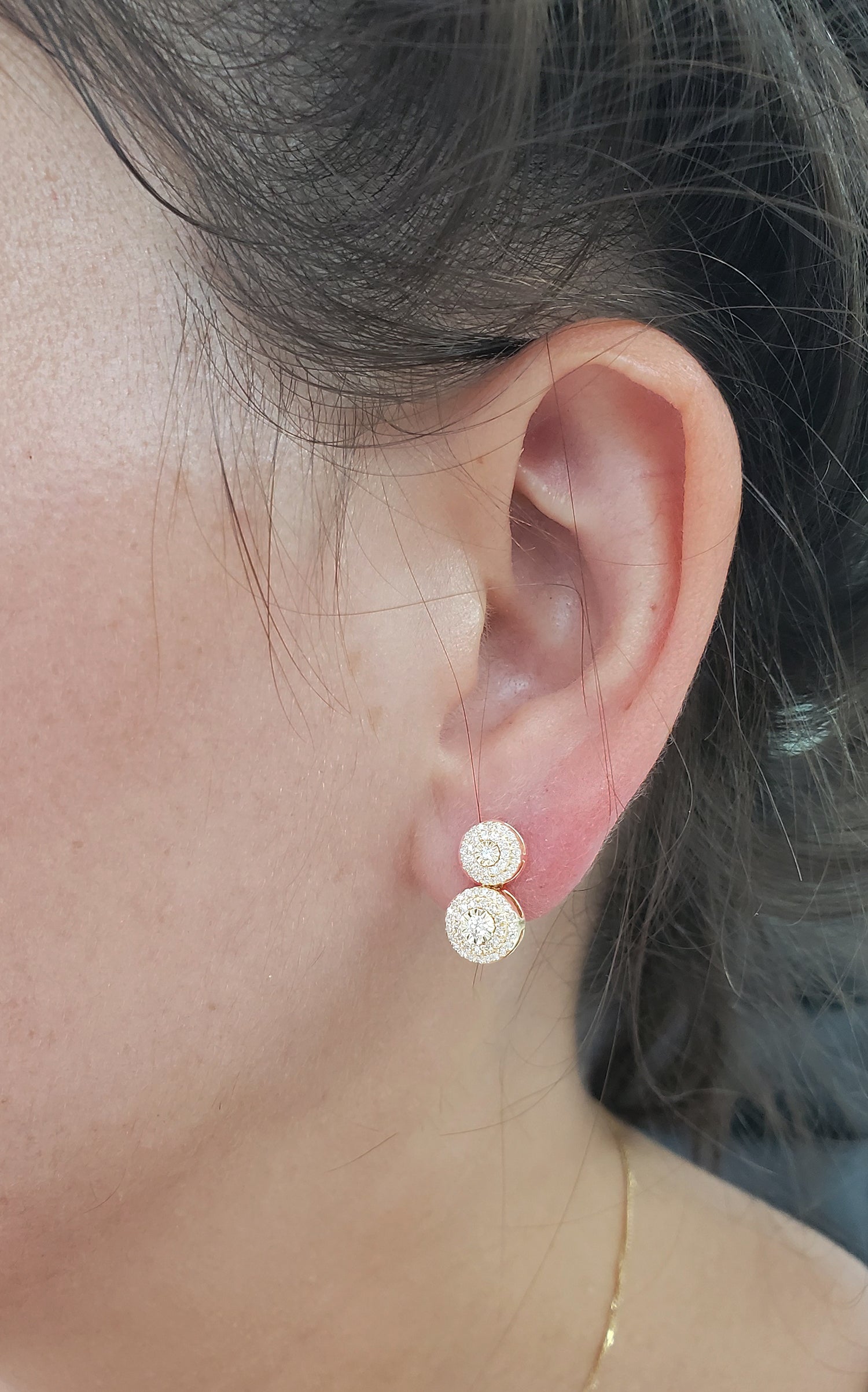 עגילי זהב נוצצים עם יהלומים