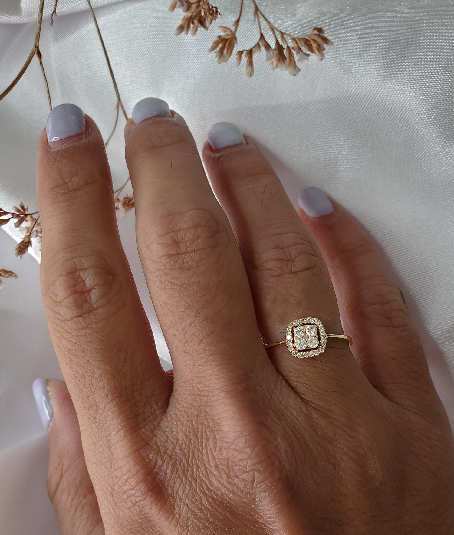 טבעת זהב דקה עם ריבוע משובץ יהלומים