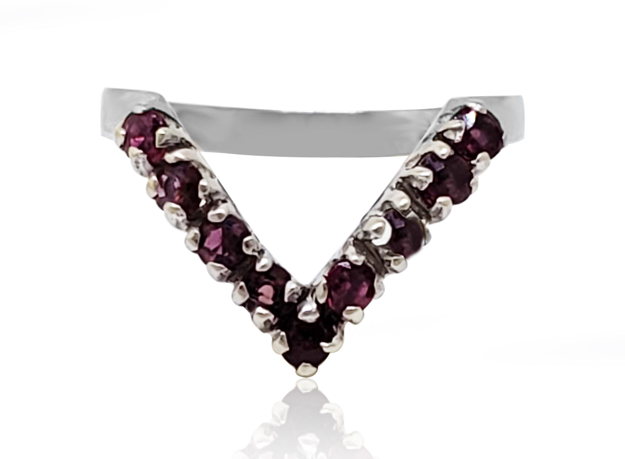 טבעת משולש זהב לבן 14 קארט עם אבנים אדומות