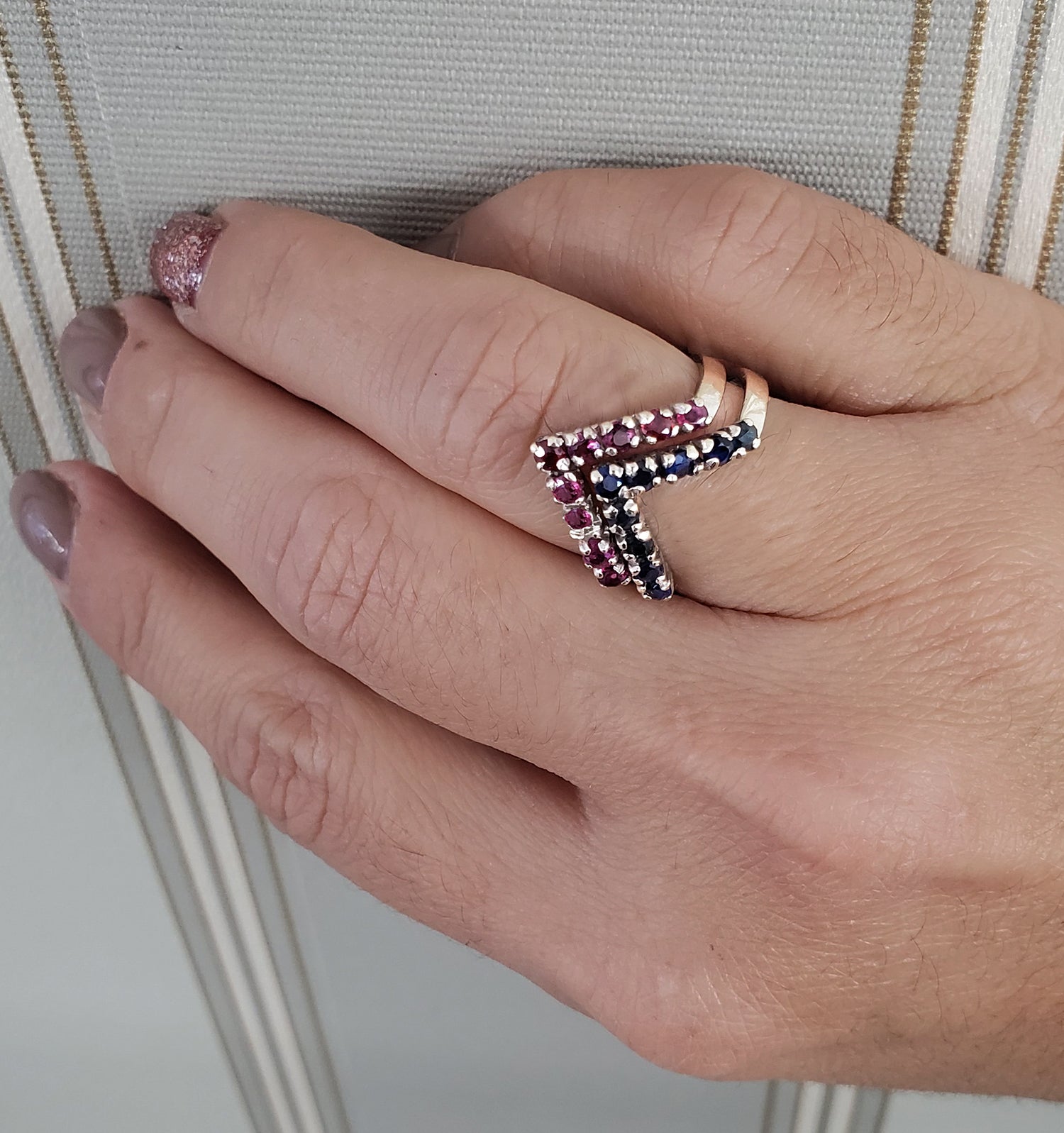 טבעת משולש זהב לבן 14 קארט עם אבנים אדומות