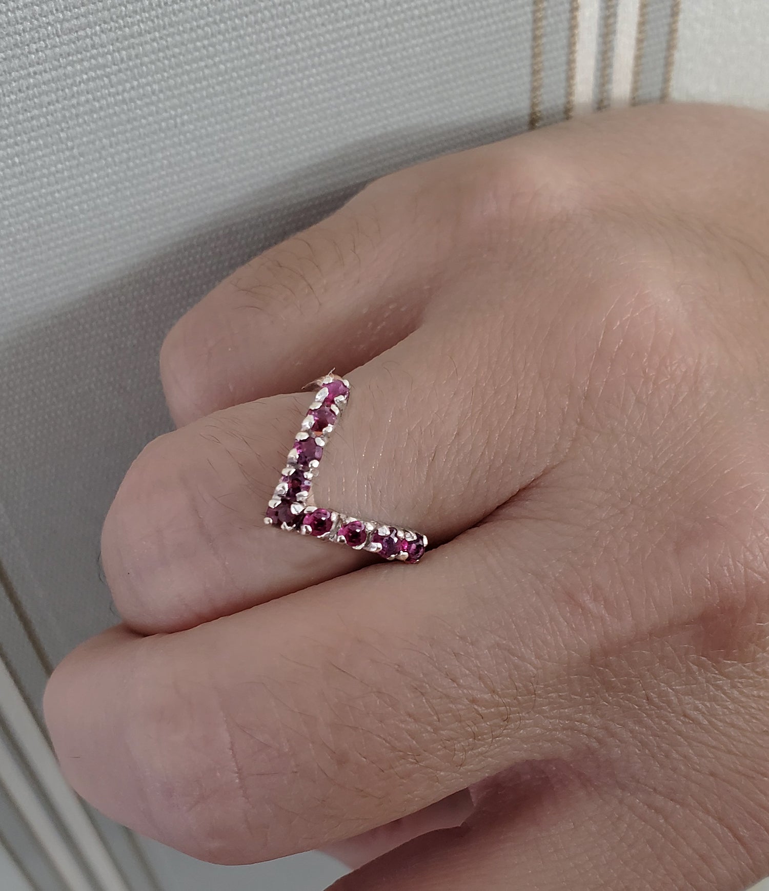 טבעת משולש זהב לבן 14 קארט עם אבנים אדומות